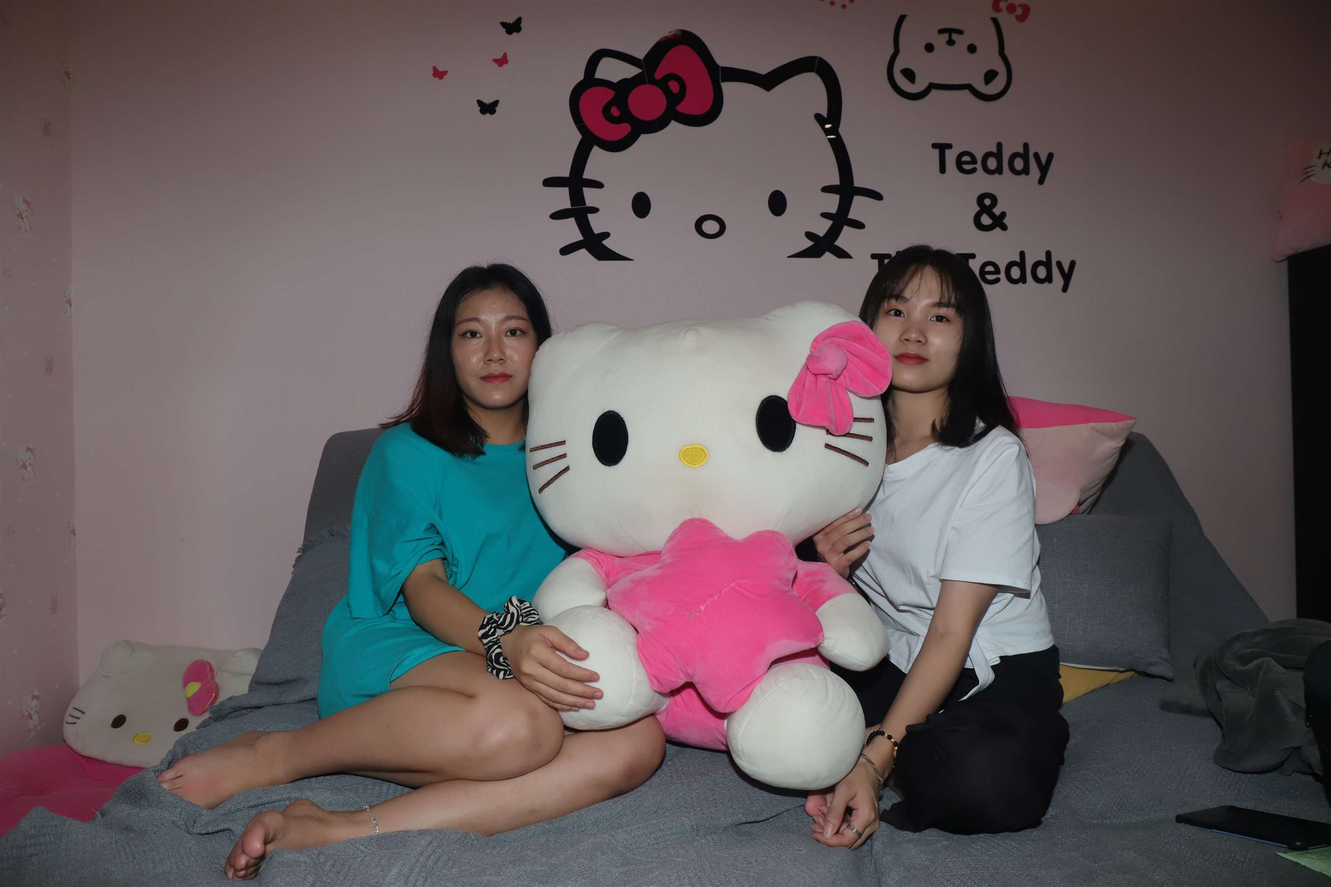 《彩铃与小柔在影院互相打闹》作品图