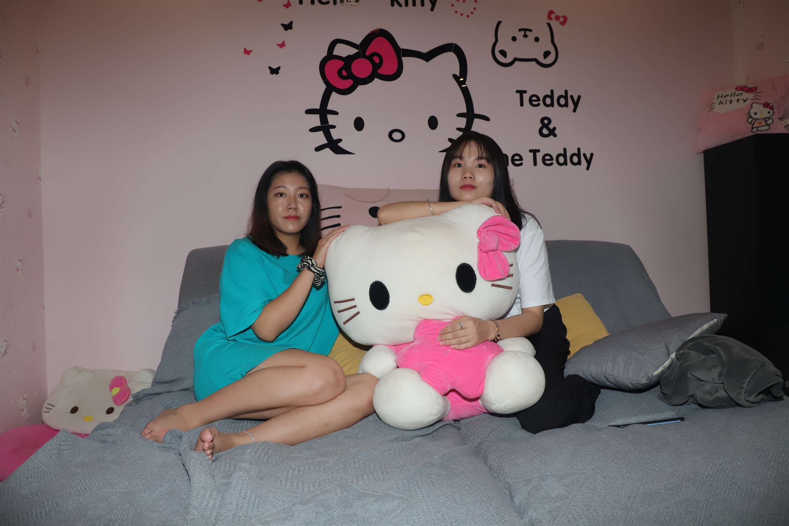 《彩铃与小柔在影院互相打闹》作品图