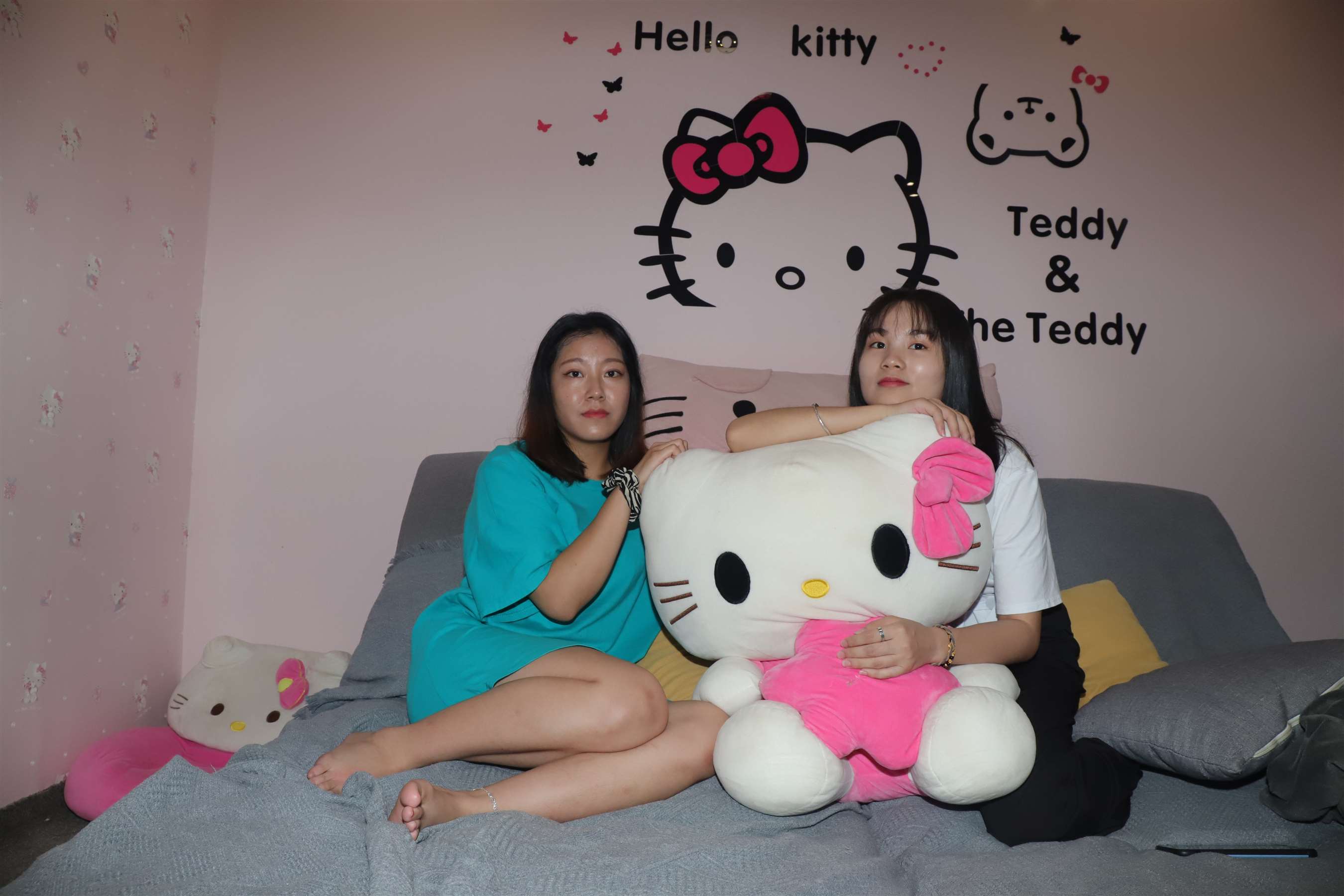 《彩铃与小柔在影院互相打闹》作品图