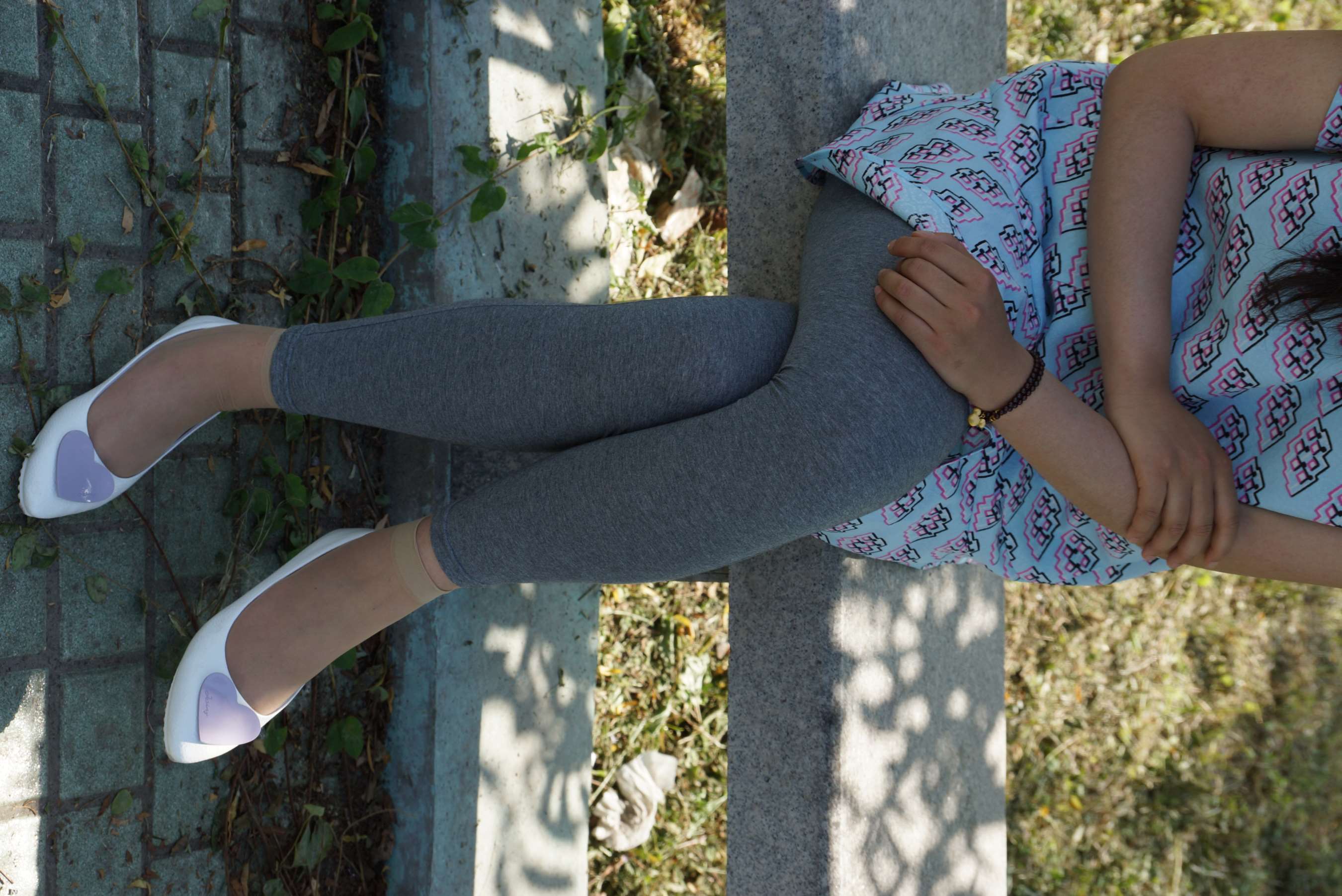 《39码大脚妹子的短肉丝》作品图