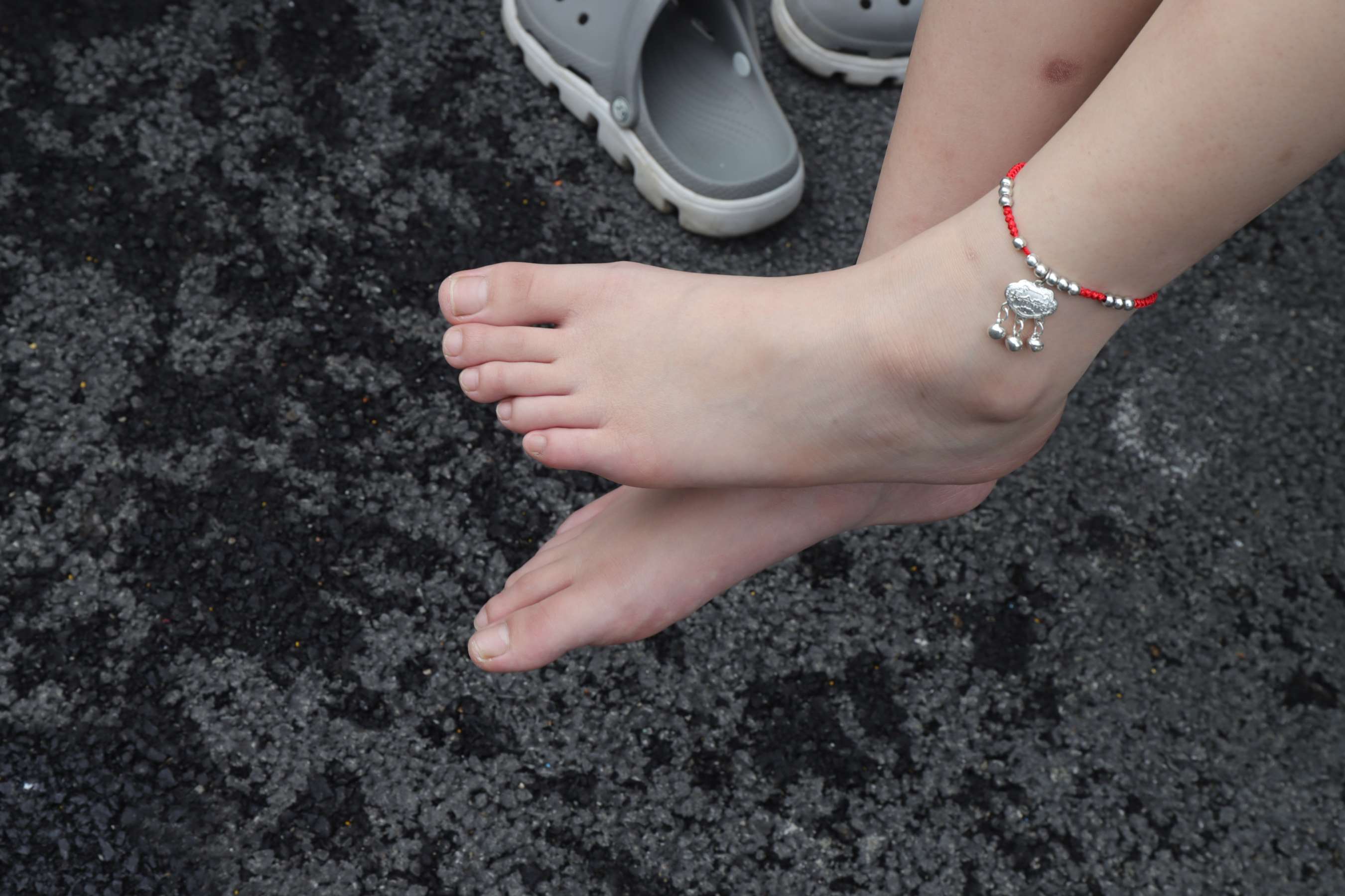 《大学生女神素萍的38码修长脚丫》作品图