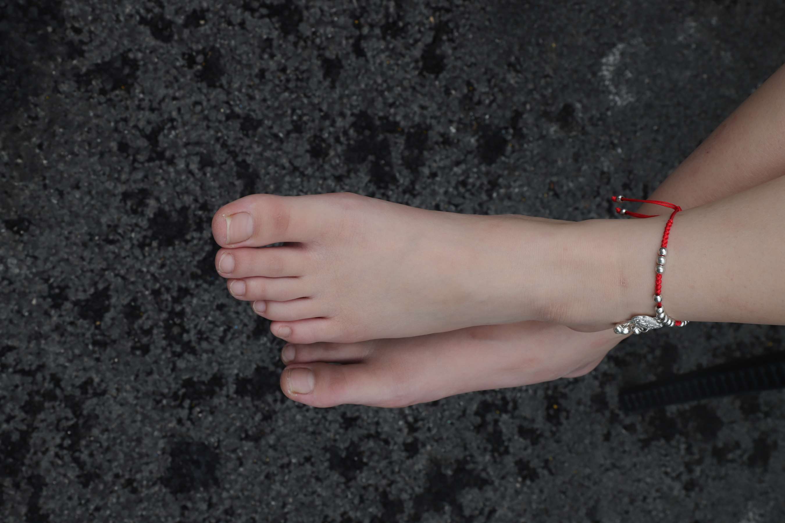 《大学生女神素萍的38码修长脚丫》作品图