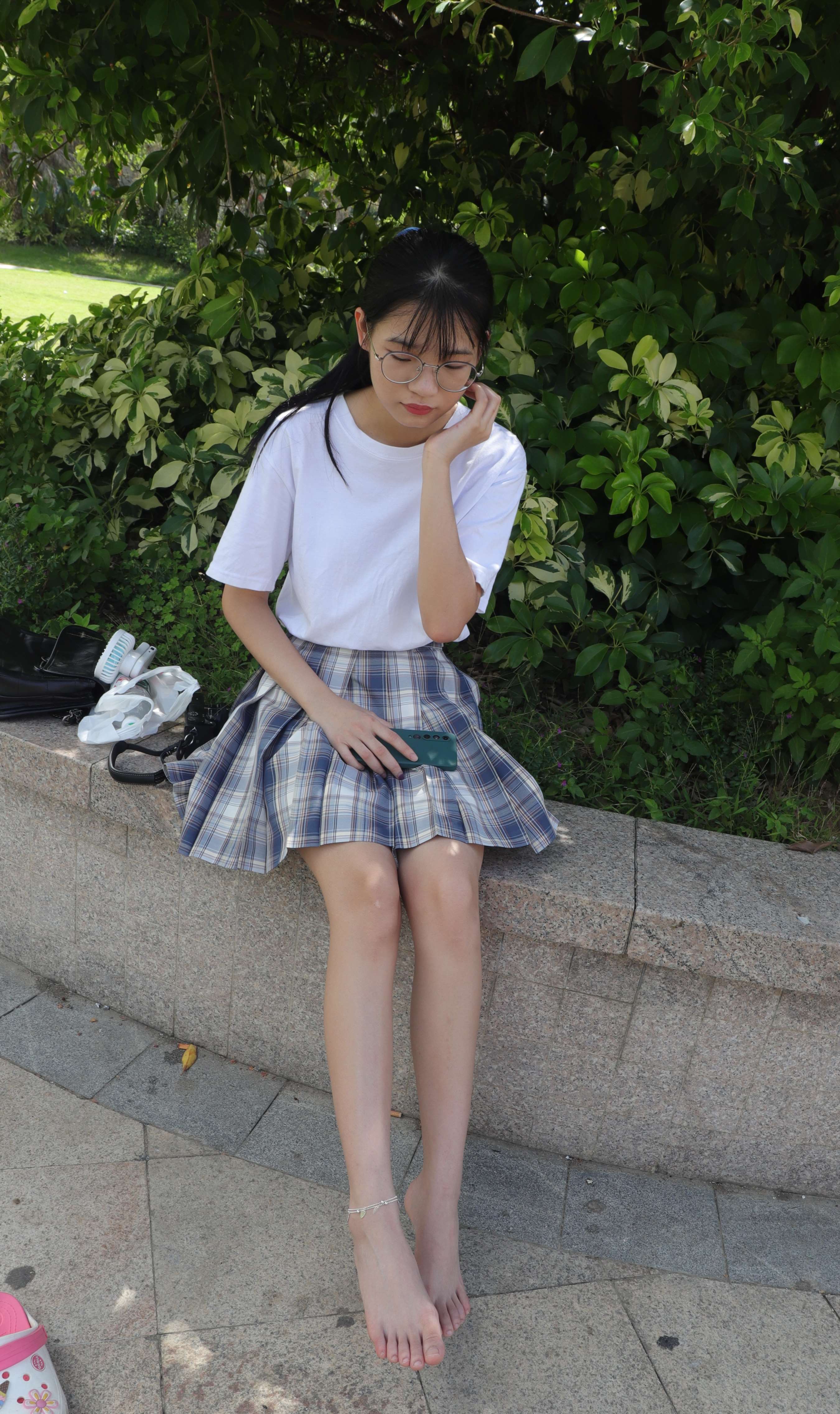 《大学生婉萍的雪白脚丫》作品图