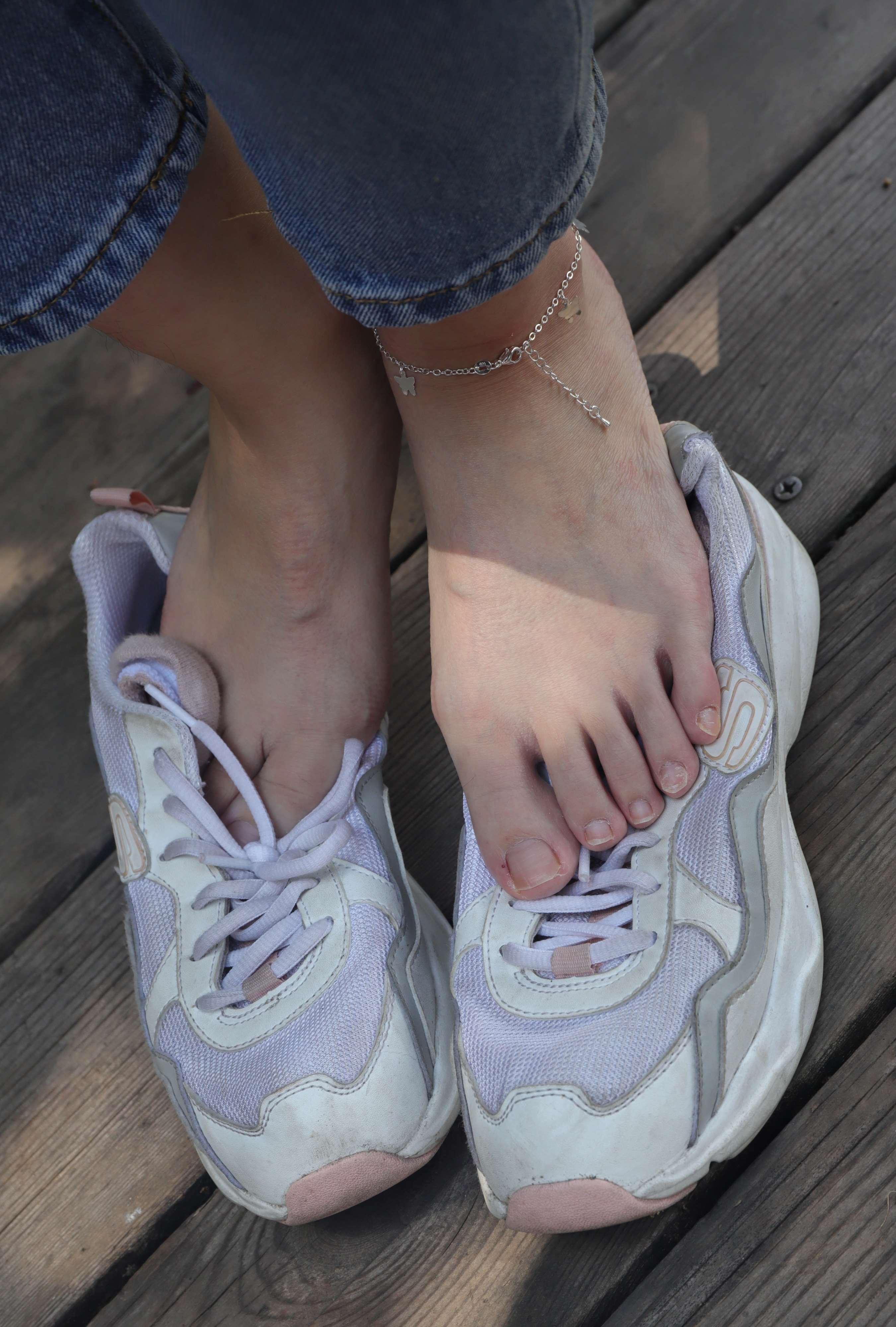 《大学生小刘脱下穿了一天的运动鞋》作品图