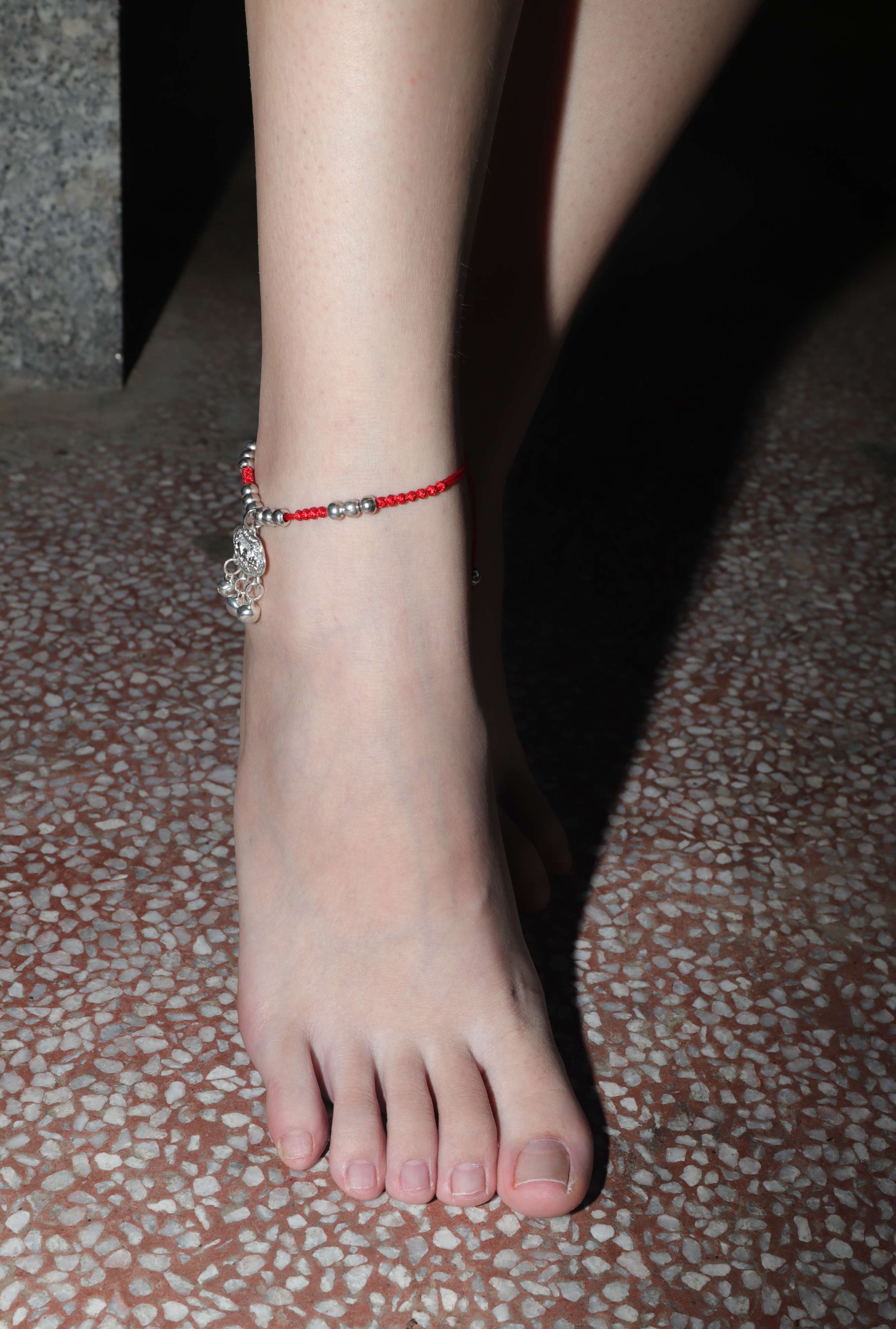 《大学生小群的37码白嫩脚丫》作品图