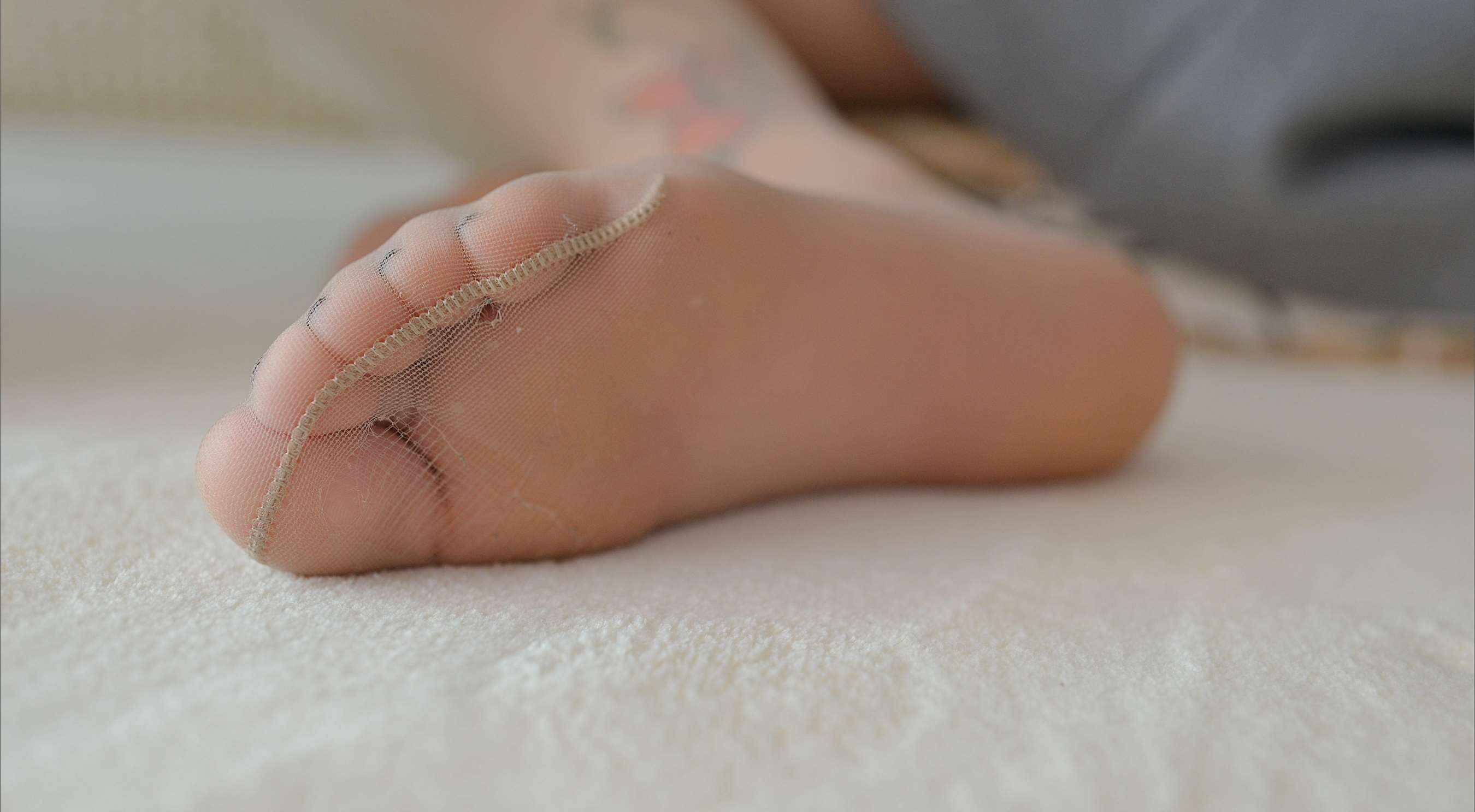 《纹身少女脱丝足》作品图