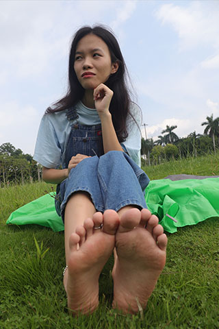 大学生小茵的白嫩脚丫