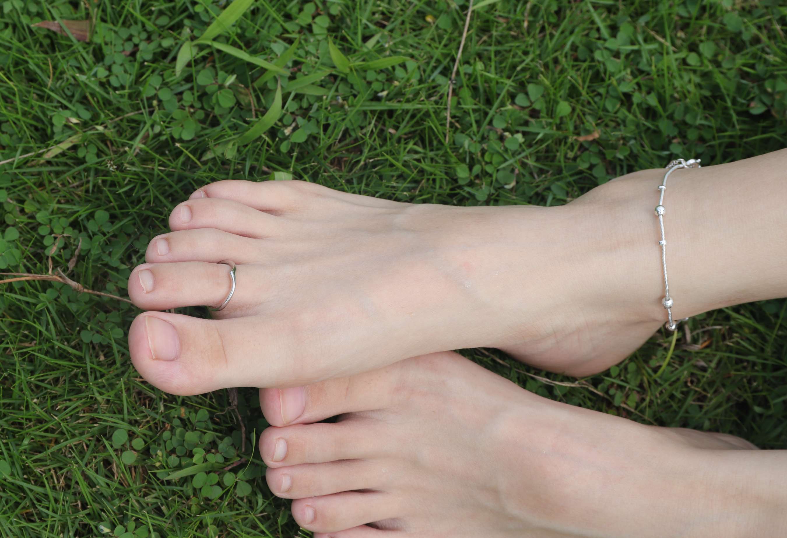 《大学生小茵的白嫩脚丫》作品图