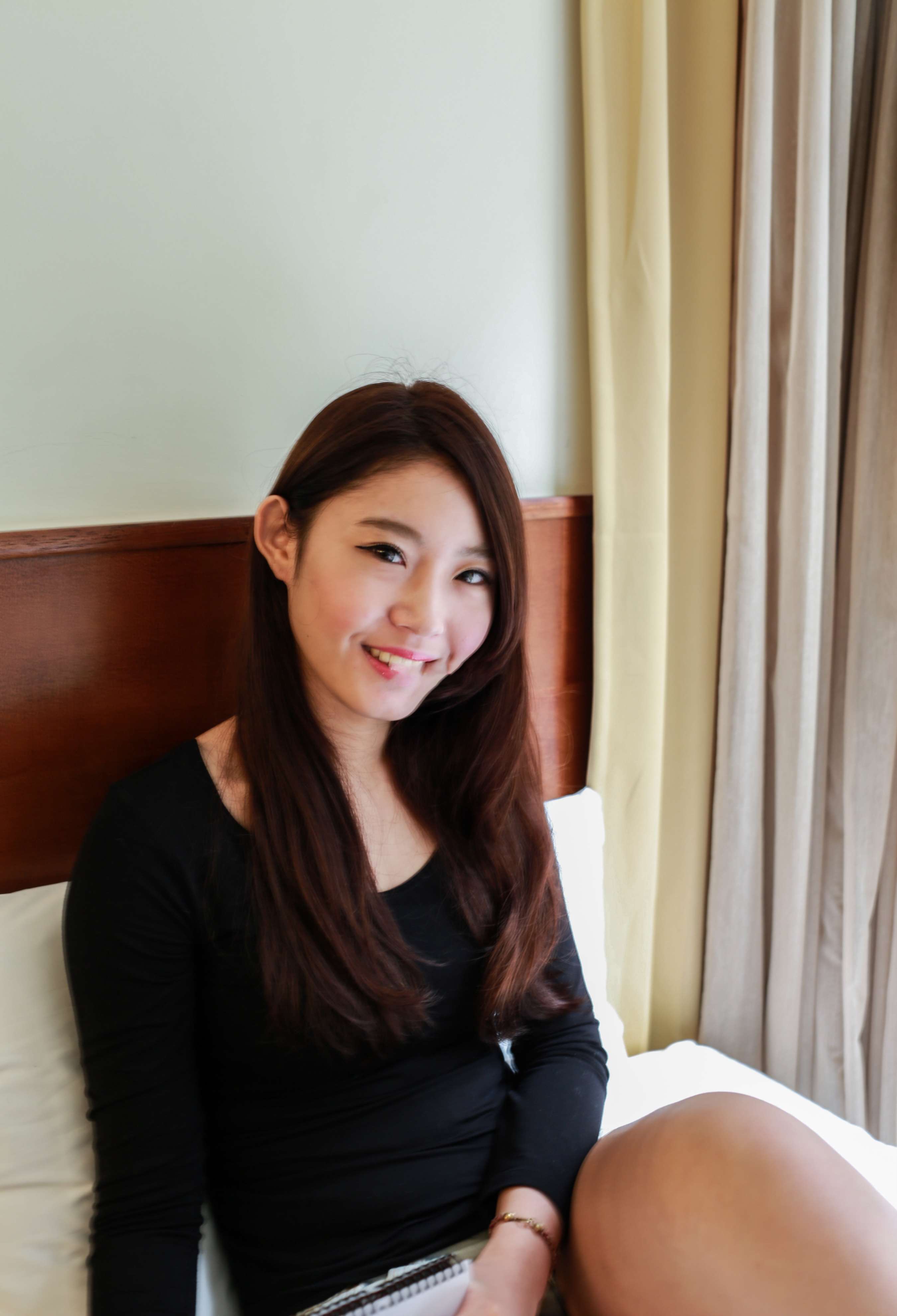 《旅馆上的赤足少女》作品图