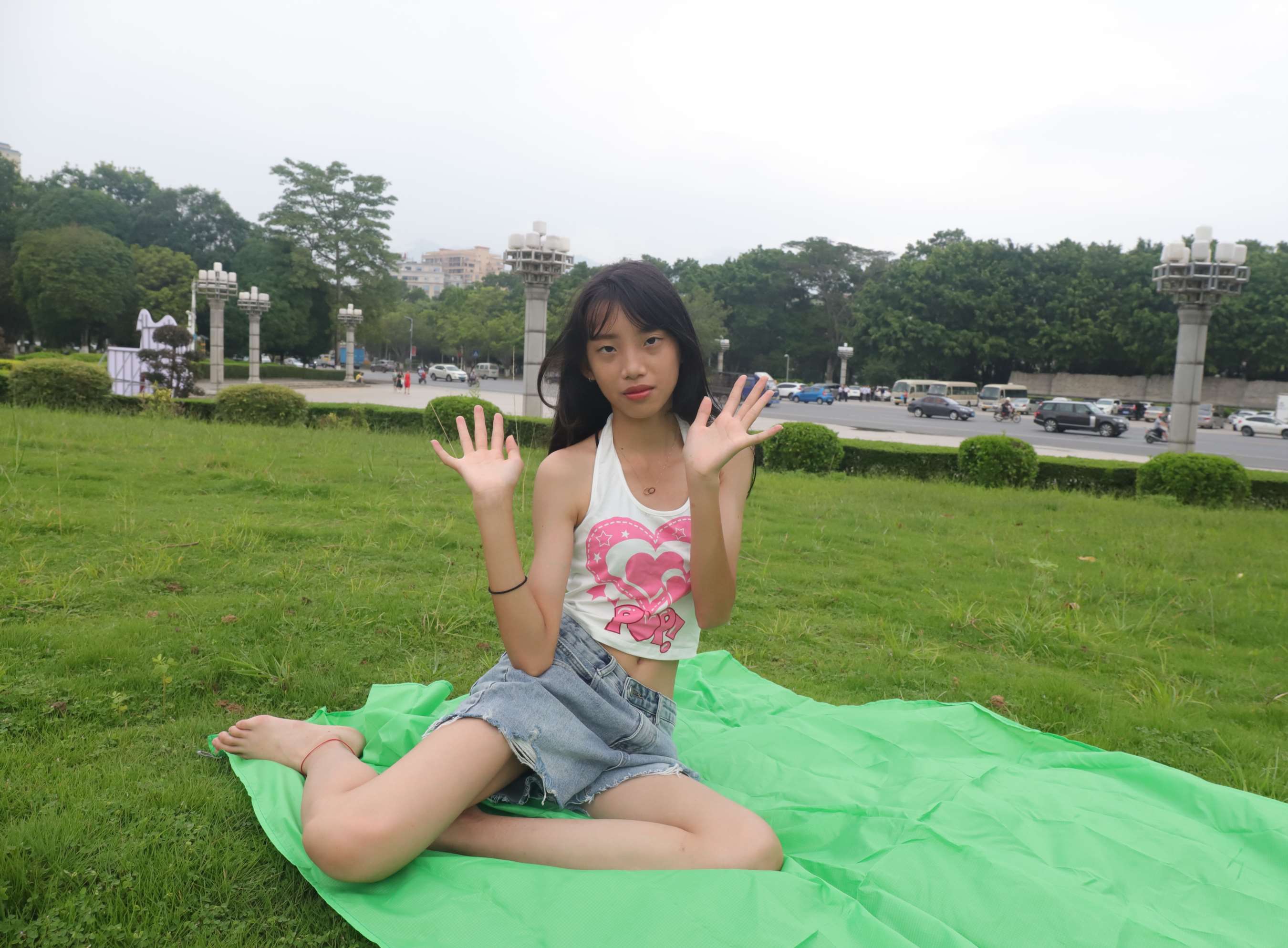 《小静穿小背心拍的脚丫》作品图