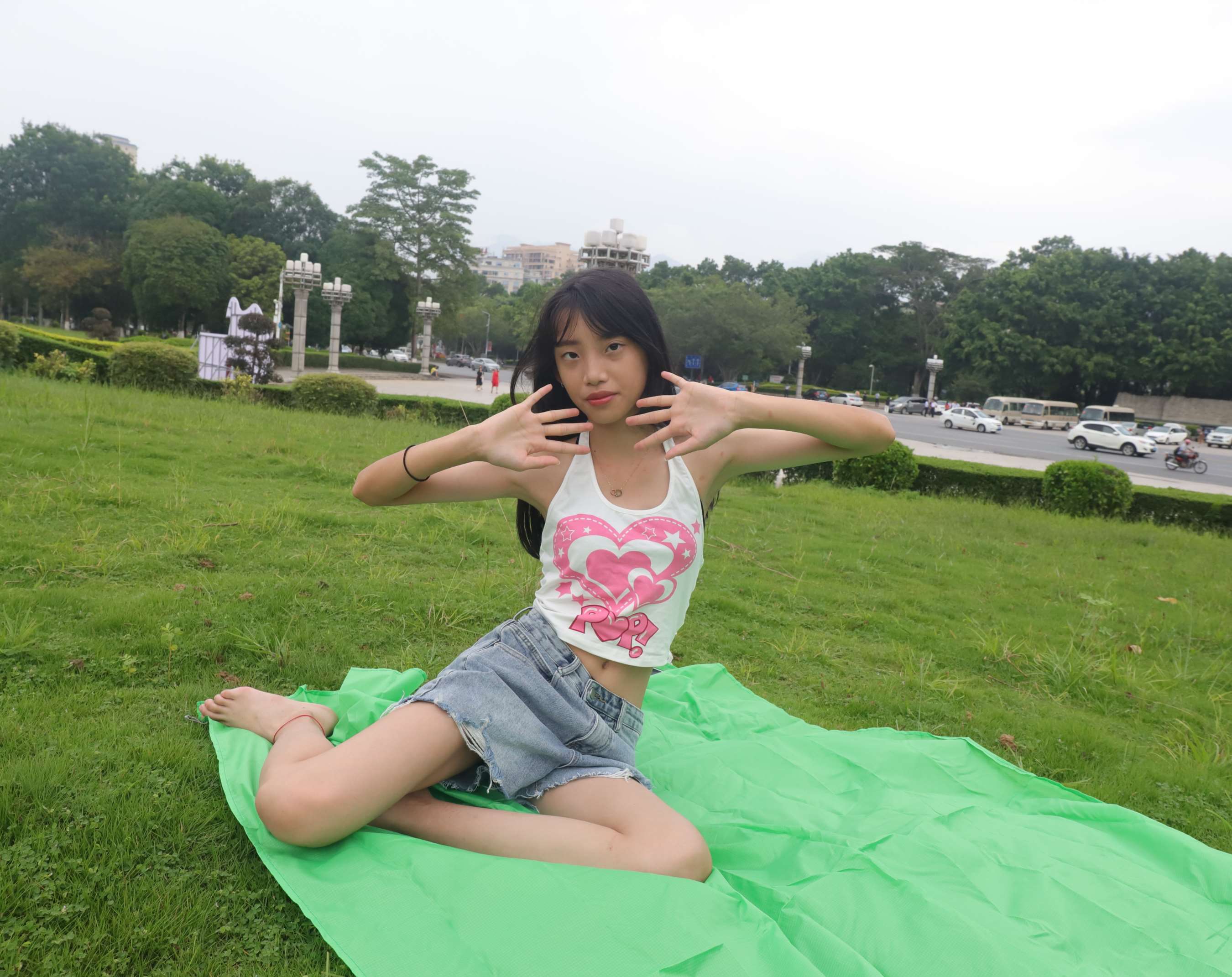 《小静穿小背心拍的脚丫》作品图