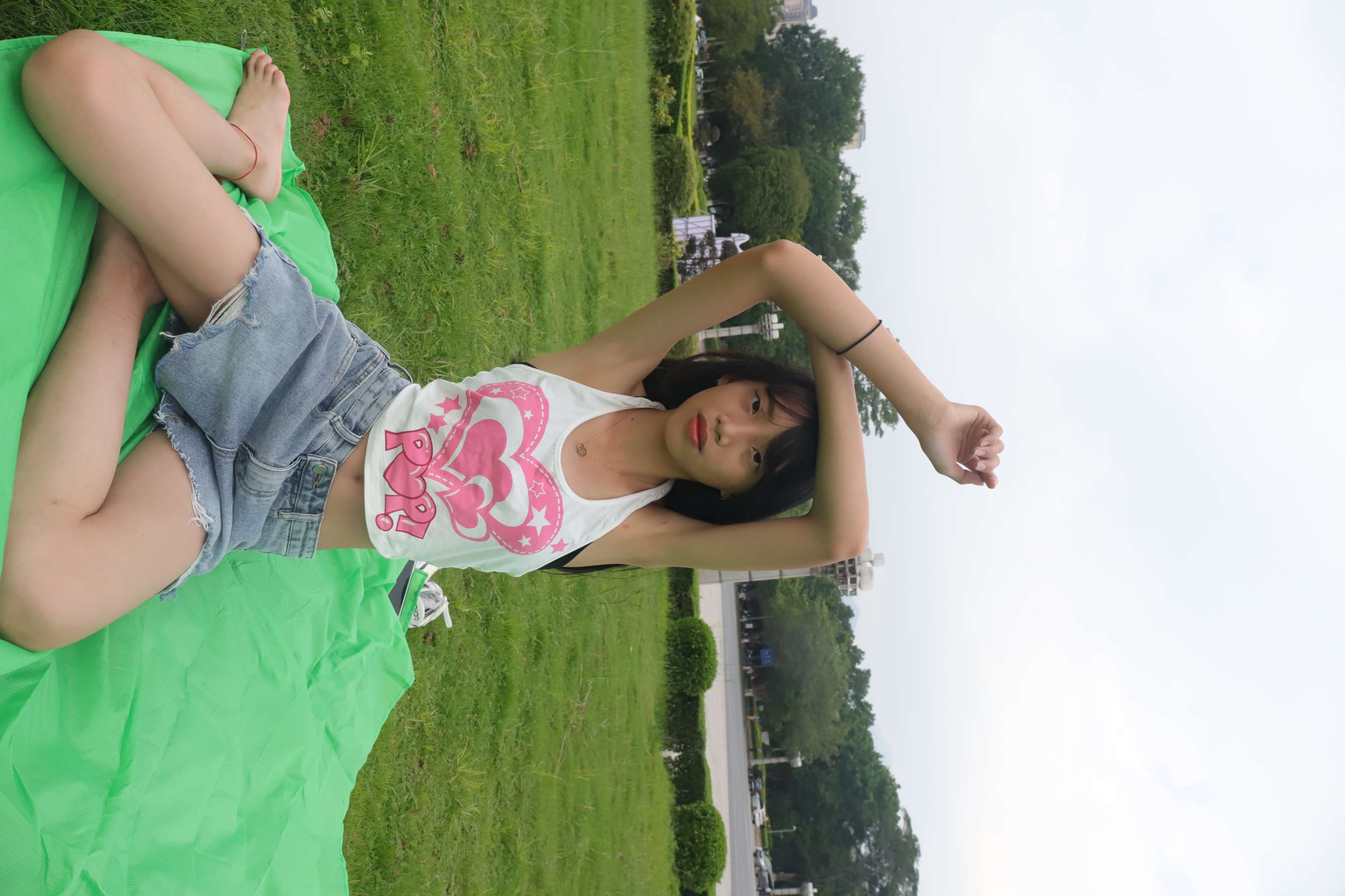 《小静穿小背心拍的脚丫》作品图