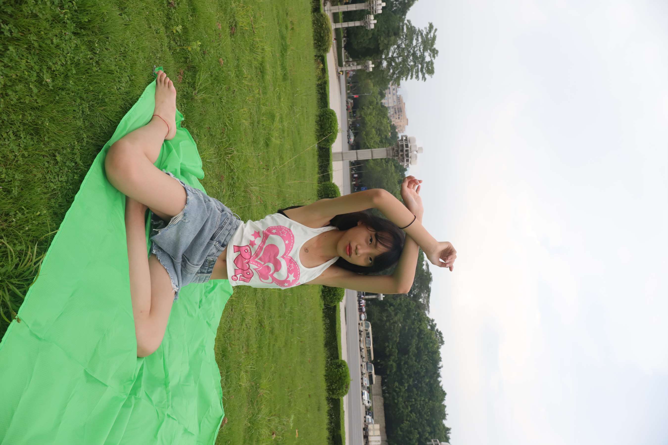 《小静穿小背心拍的脚丫》作品图