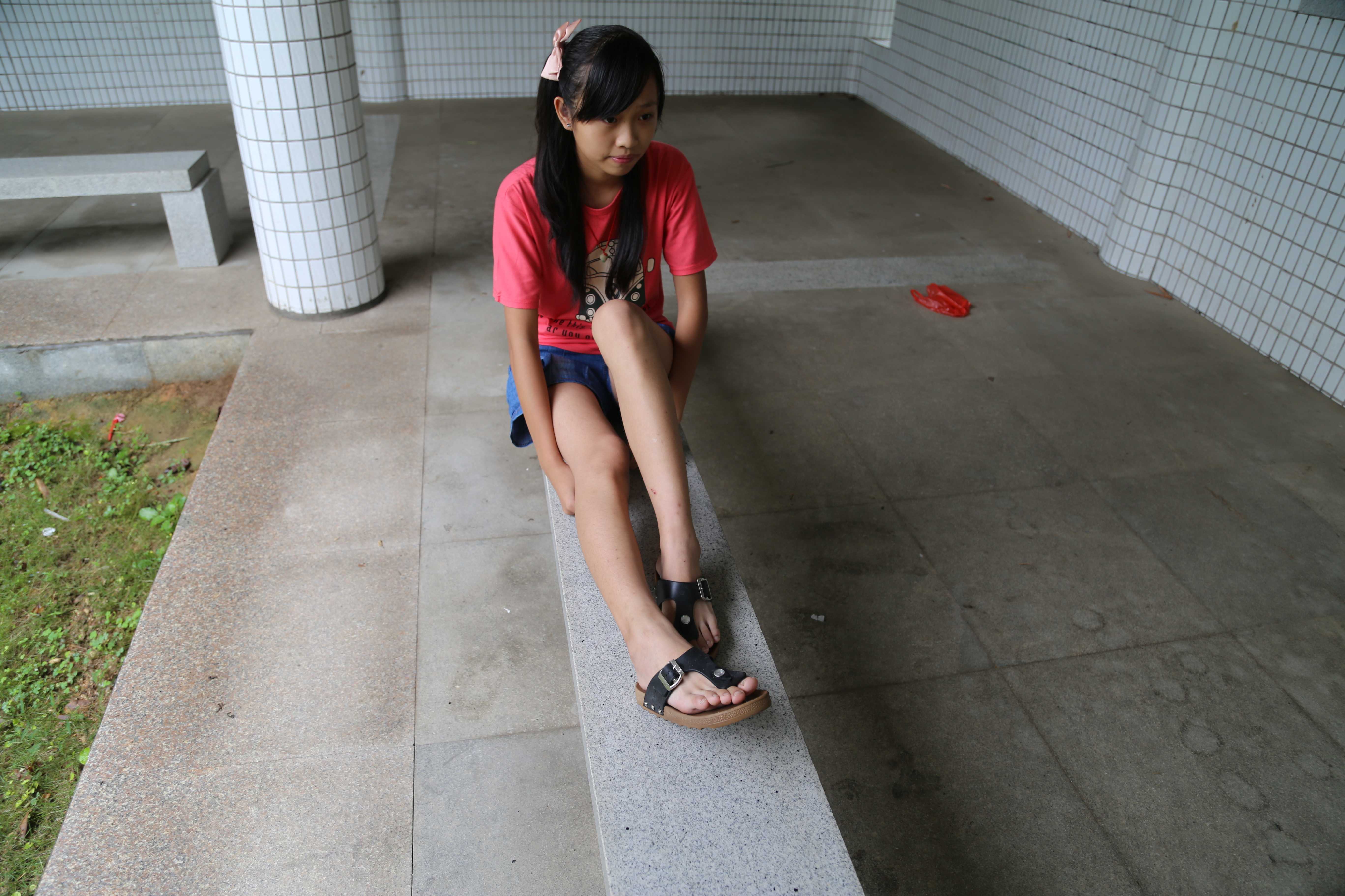 《小莹的凉拖脚丫》作品图