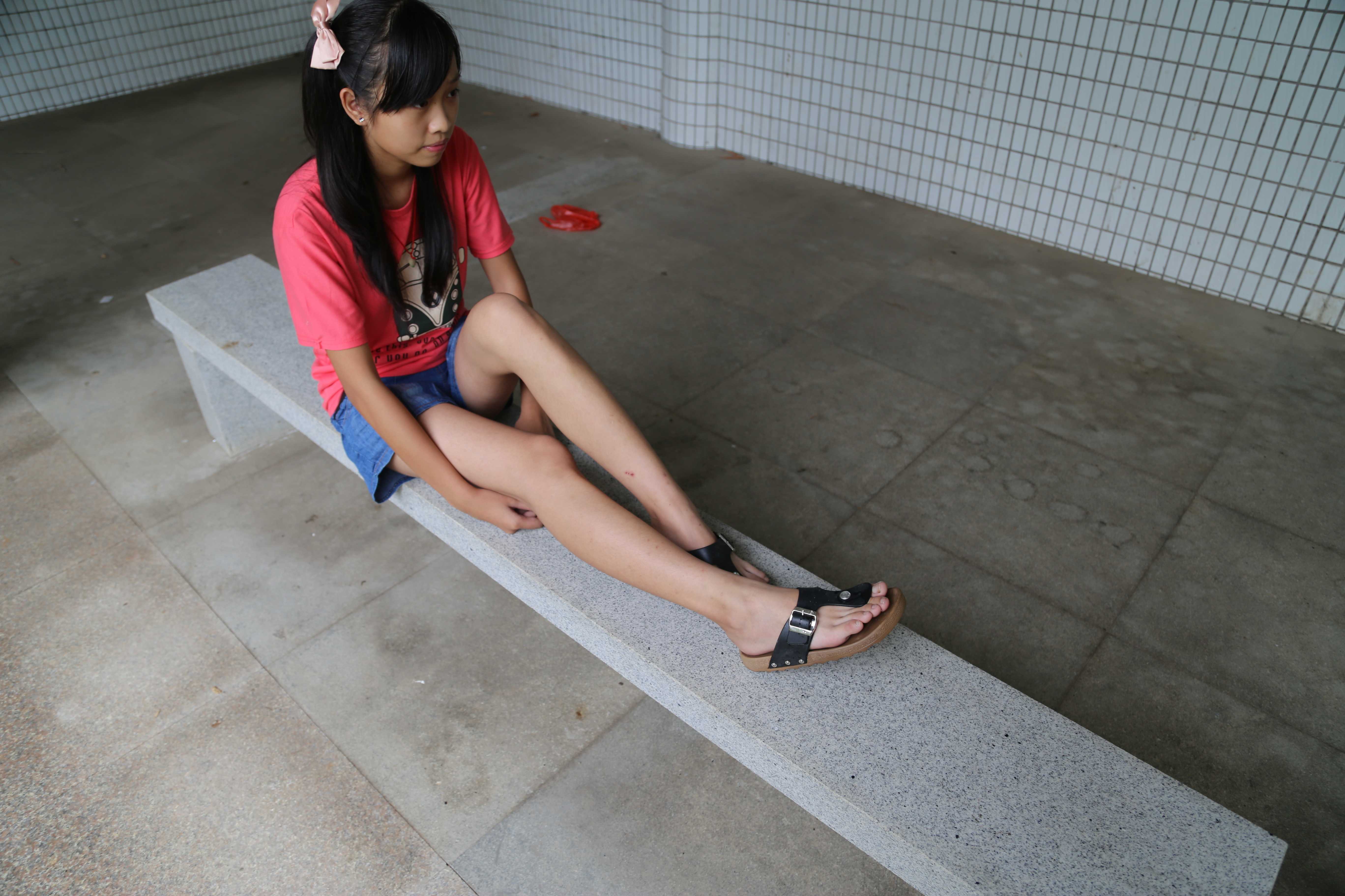 《小莹的凉拖脚丫》作品图