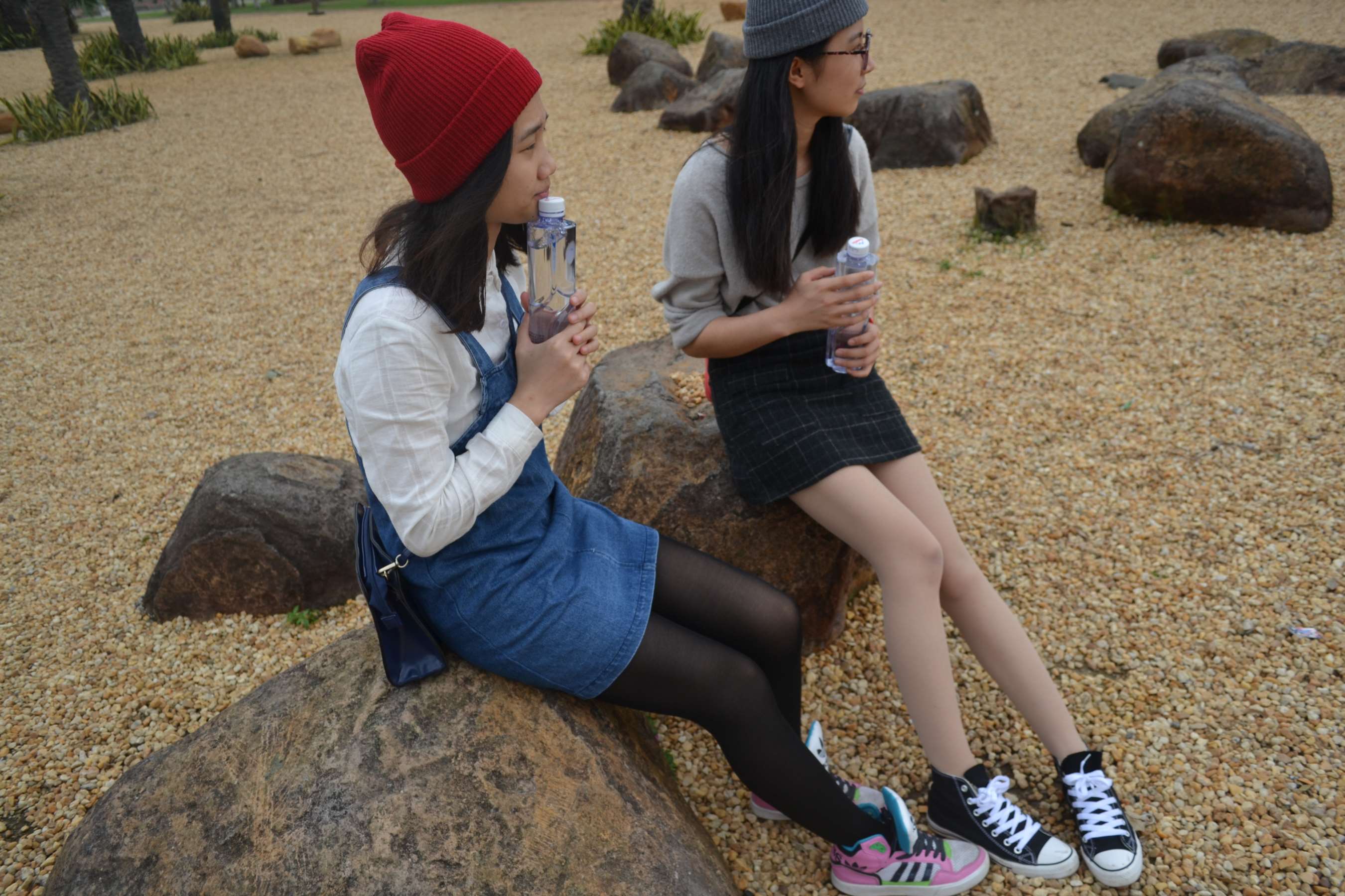 《两学妹公园秀帆布鞋の丝足》作品图