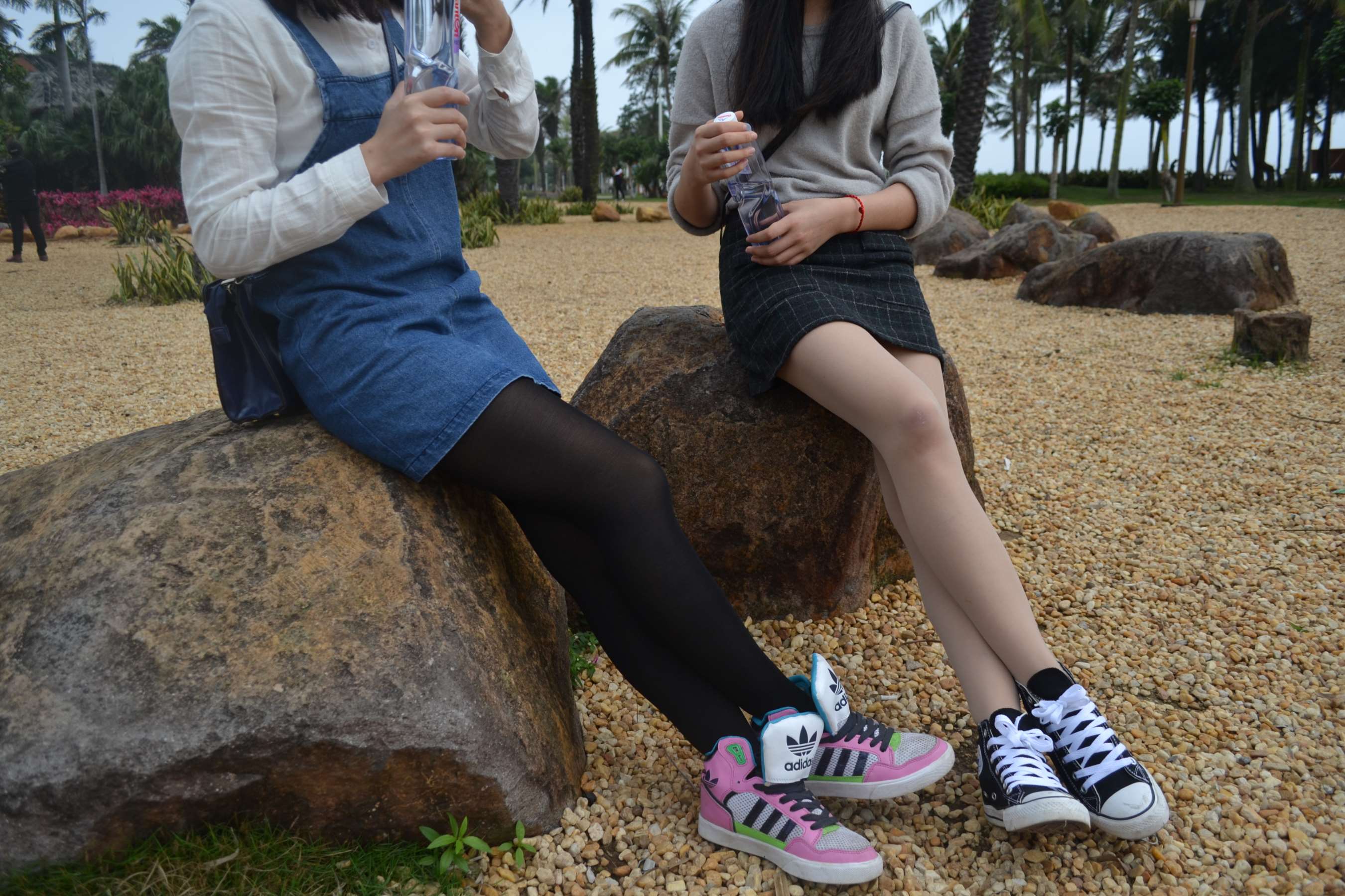 《两学妹公园秀帆布鞋の丝足》作品图