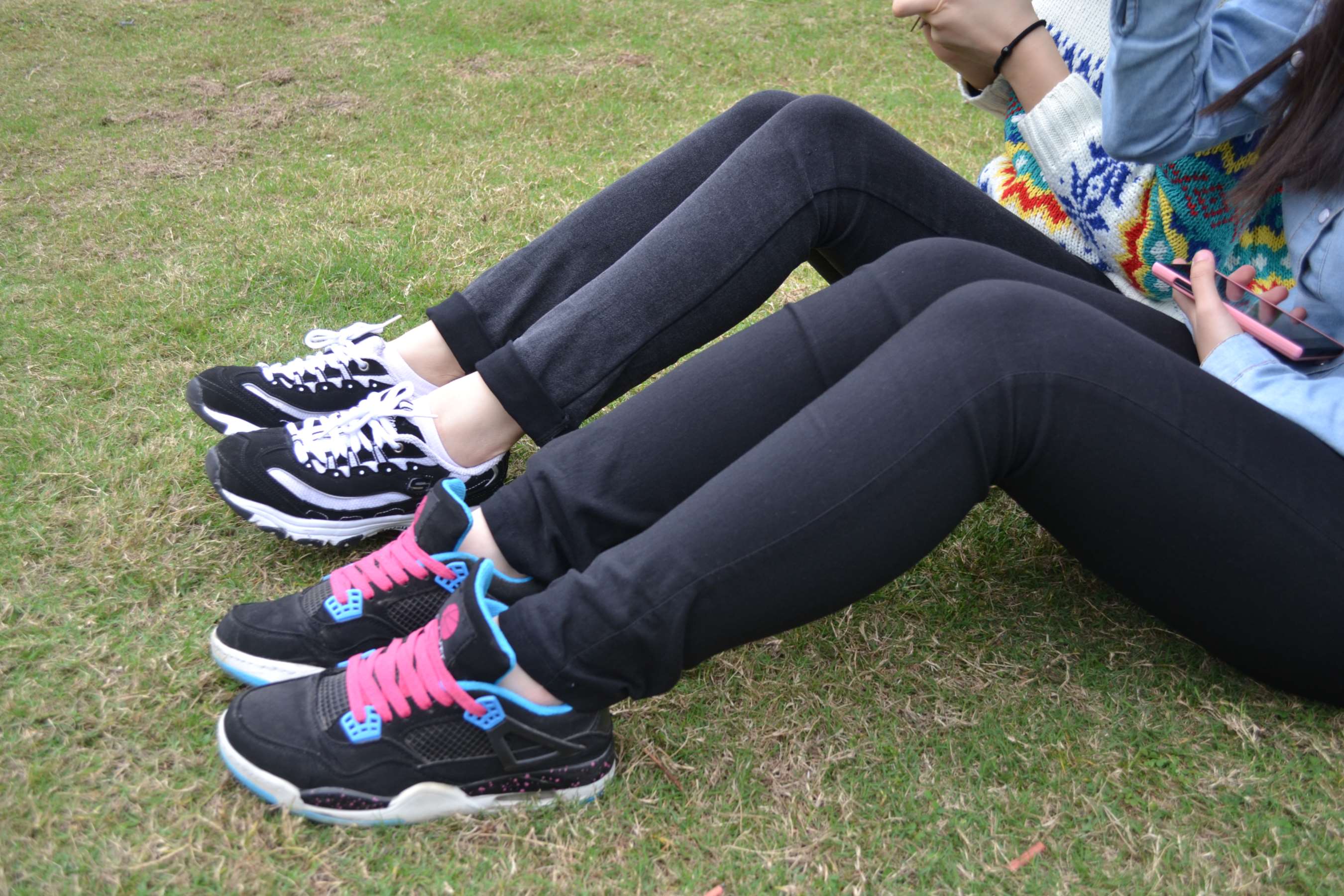 《三学妹草地长腿秀》作品图