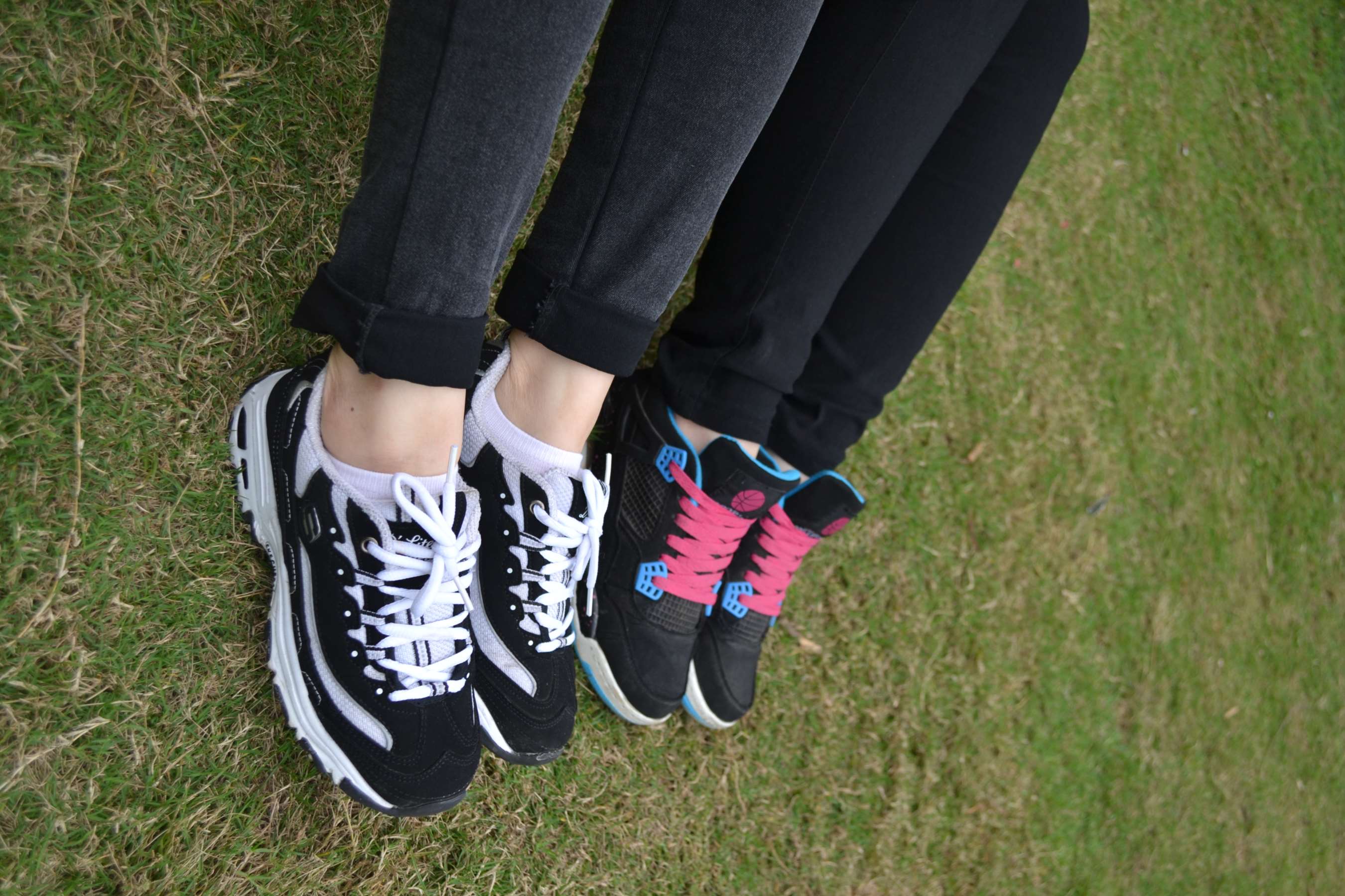 《三学妹草地长腿秀》作品图