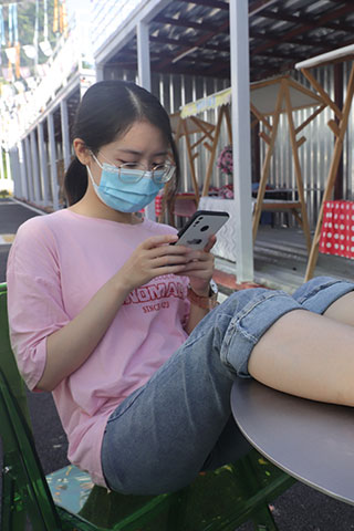 大学生婷婷的凉鞋脚丫