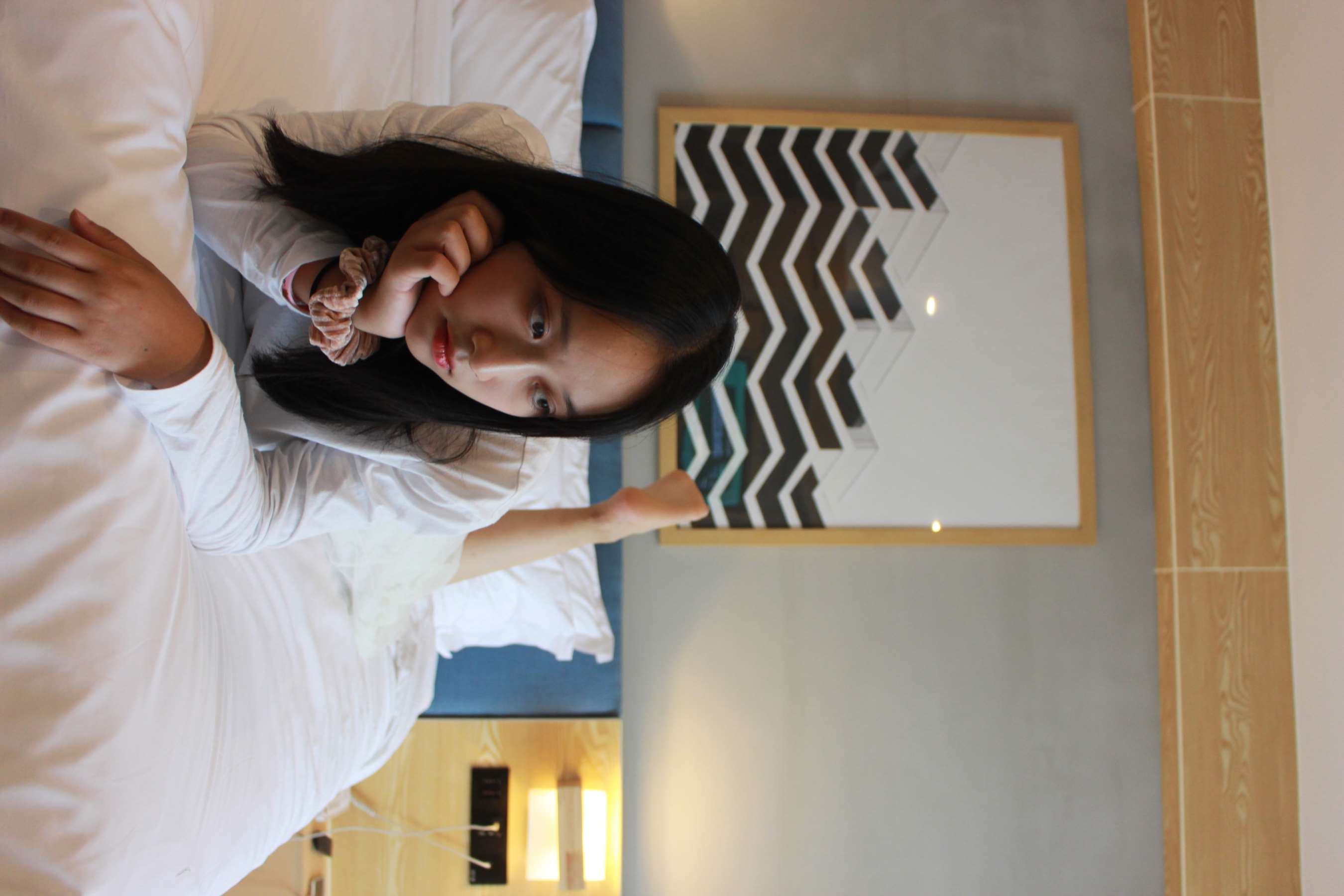 《酒店客房裸足少女》作品图