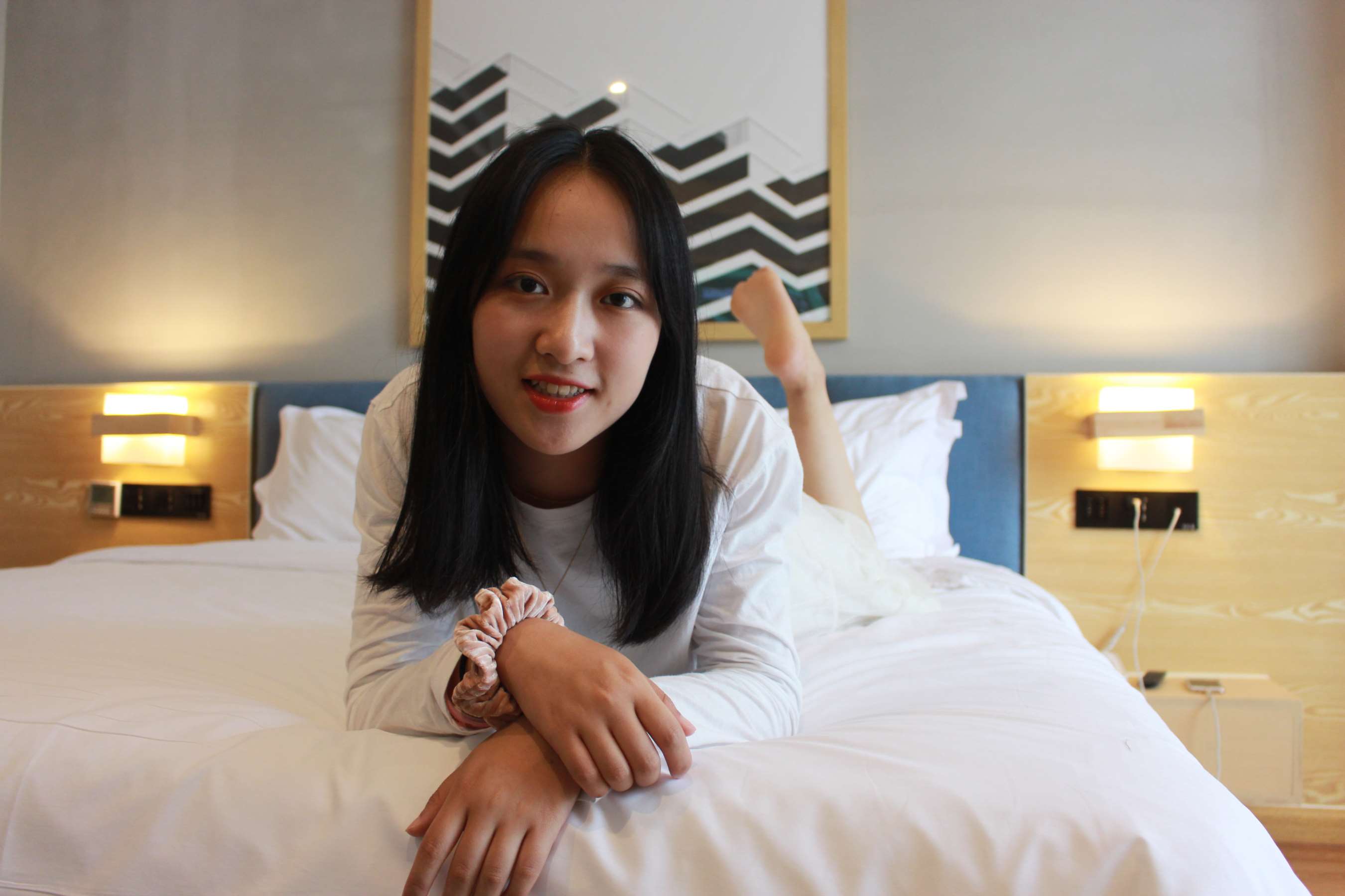 《酒店客房裸足少女》作品图