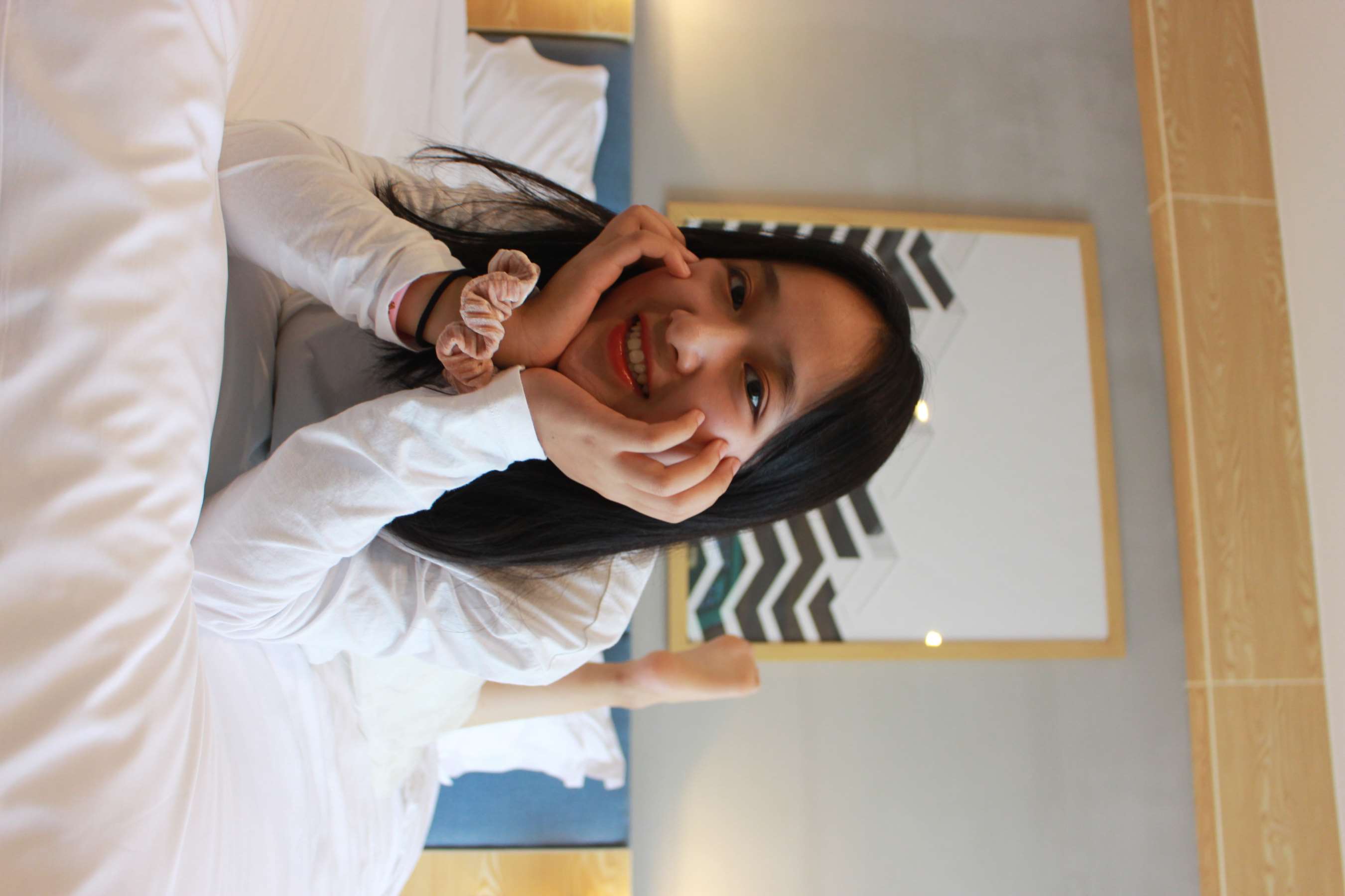 《酒店客房裸足少女》作品图