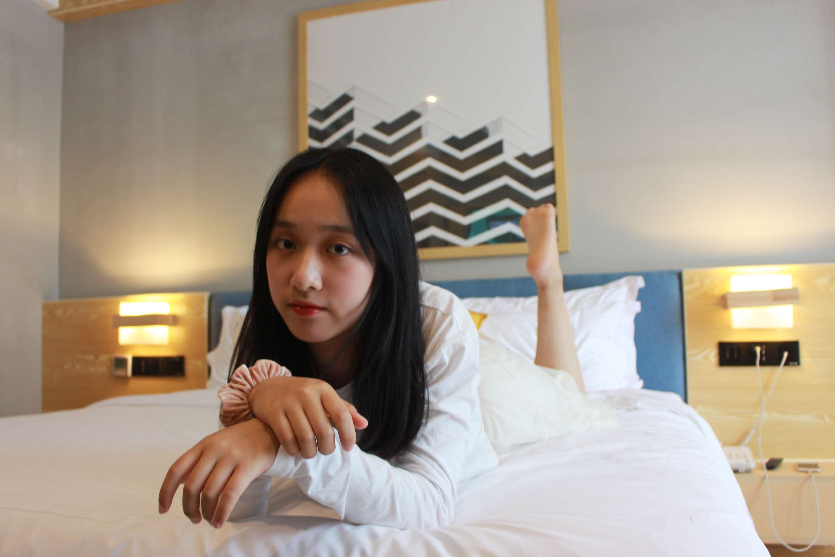 《酒店客房裸足少女》作品图