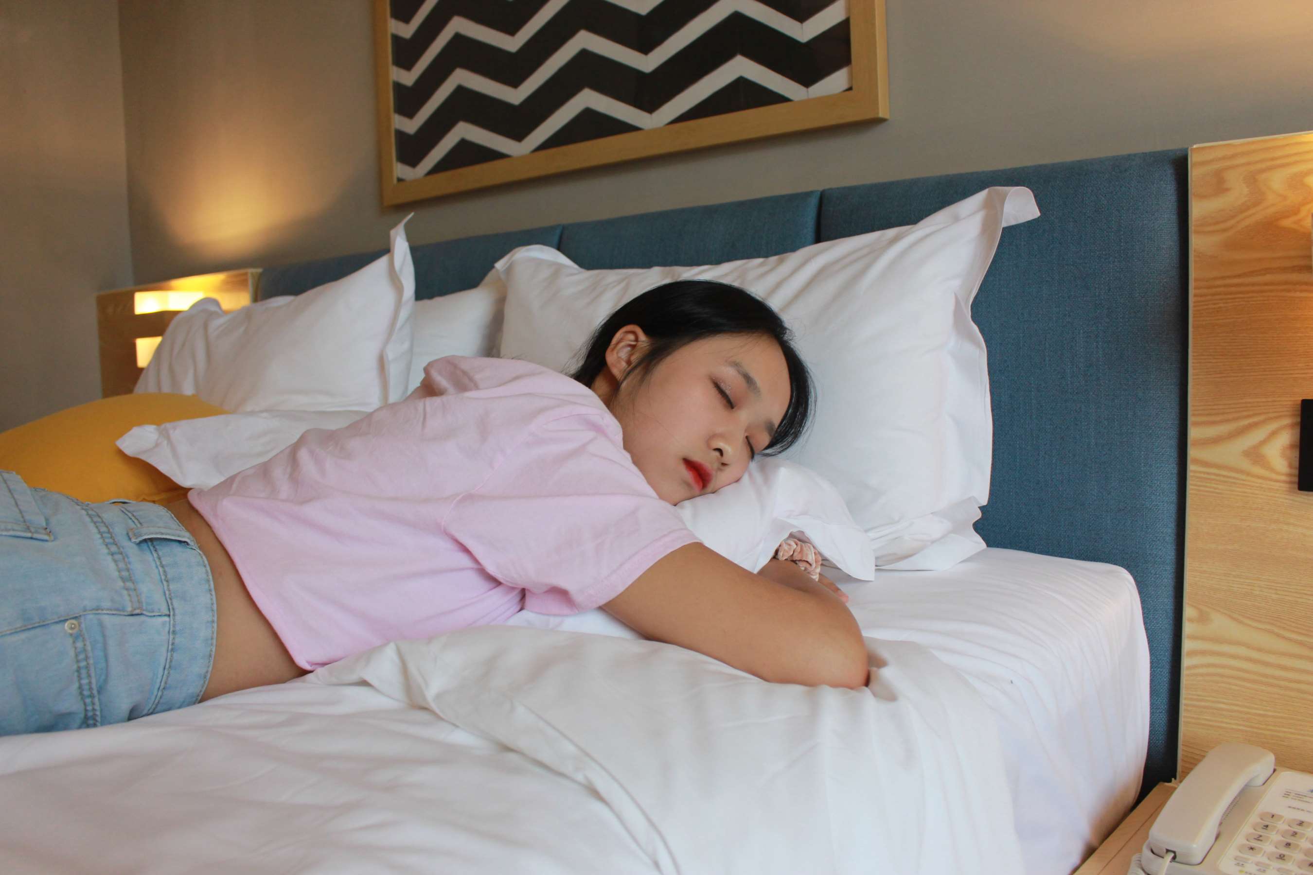 《酒店客房牛仔の裸足》作品图