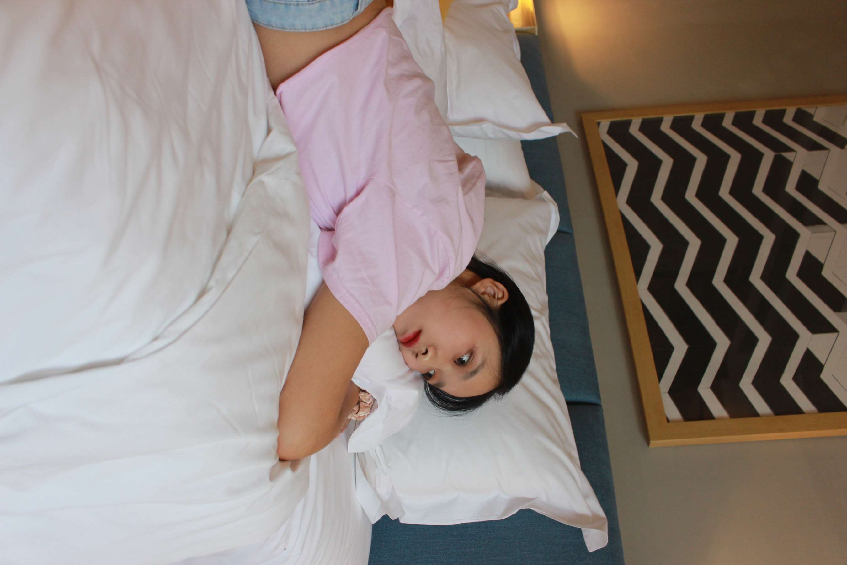 《酒店客房牛仔の裸足》作品图