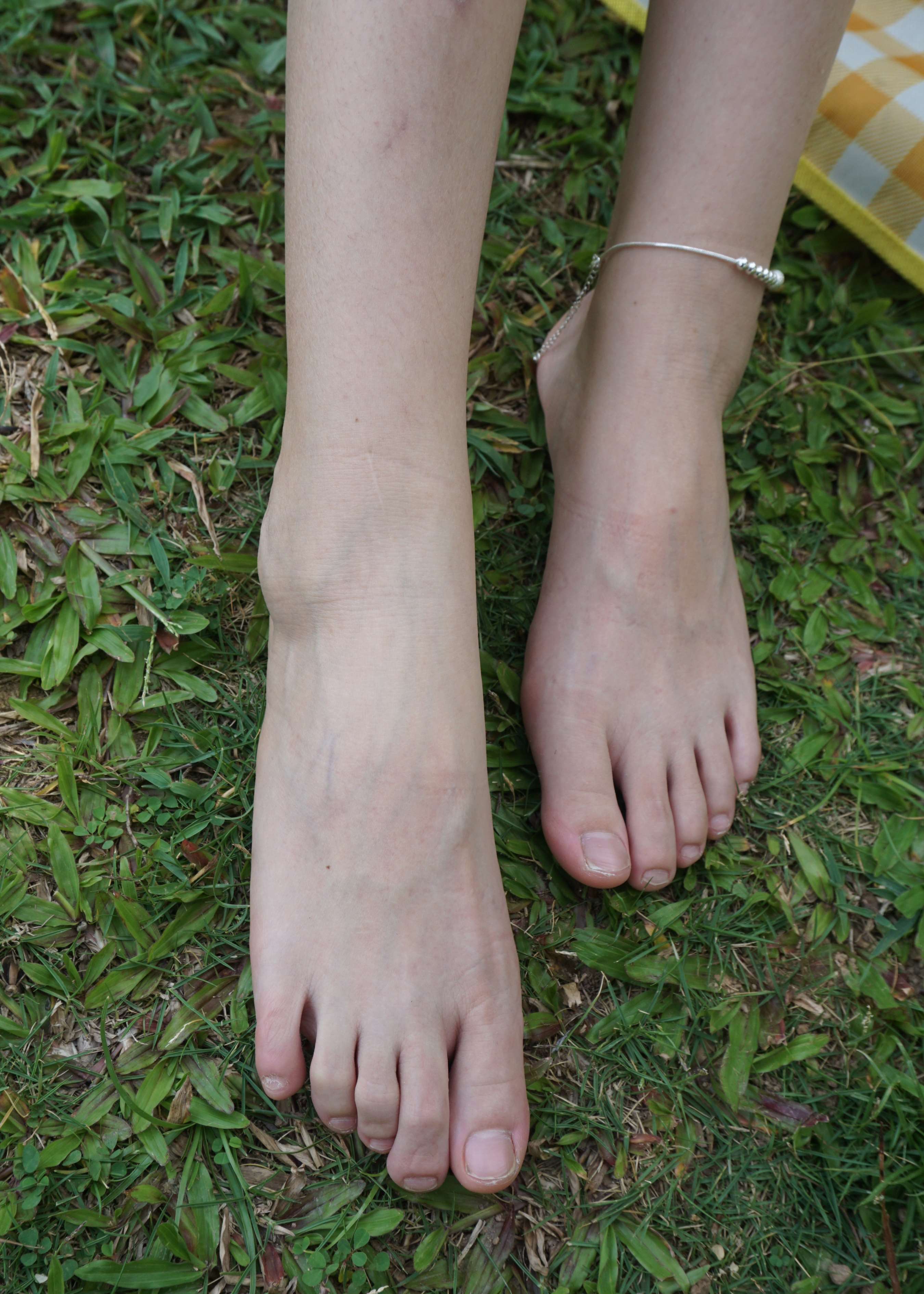 《杰杰草地全方位秀脚丫》作品图