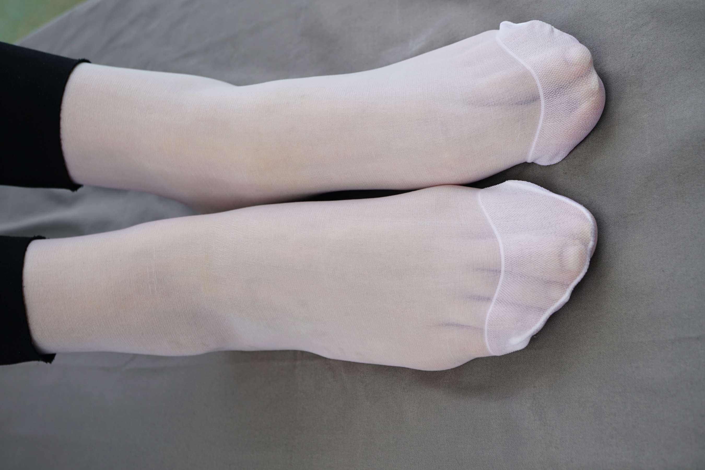 《公园展白丝脚》作品图