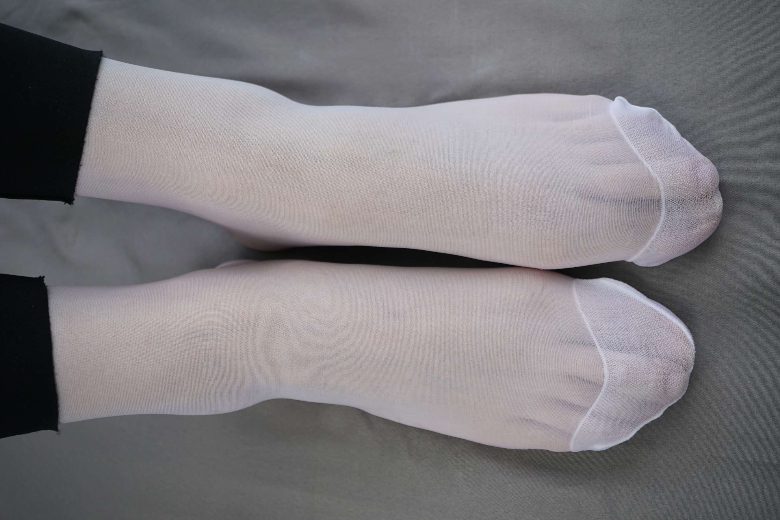 《公园展白丝脚》作品图