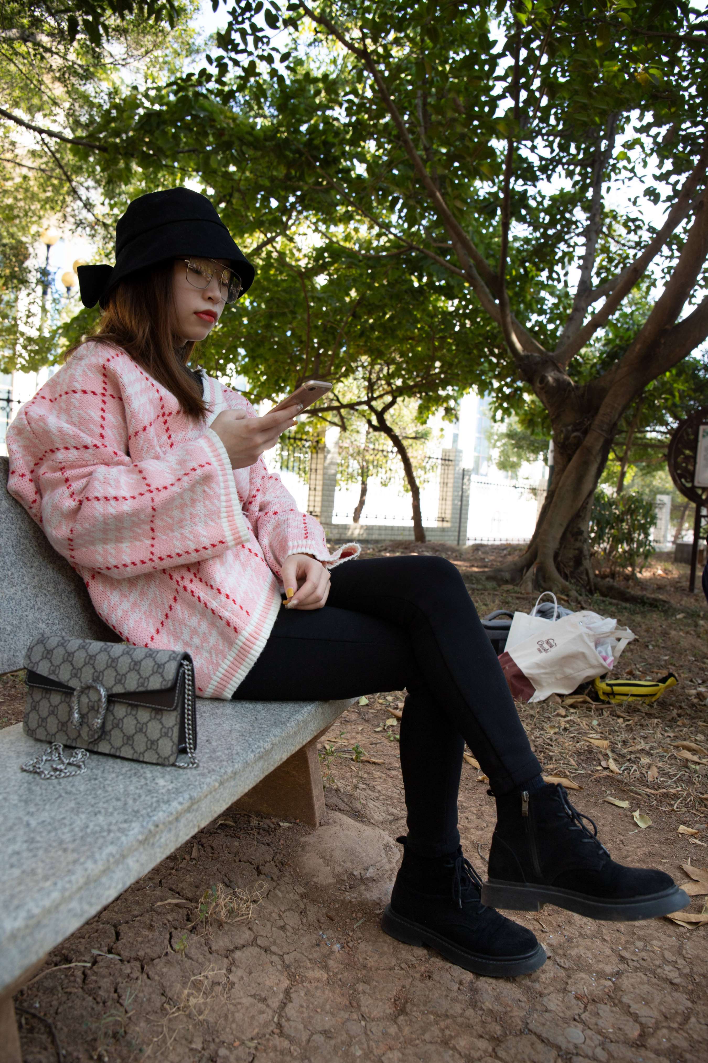 《英子公园椅子上秀脚丫》作品图