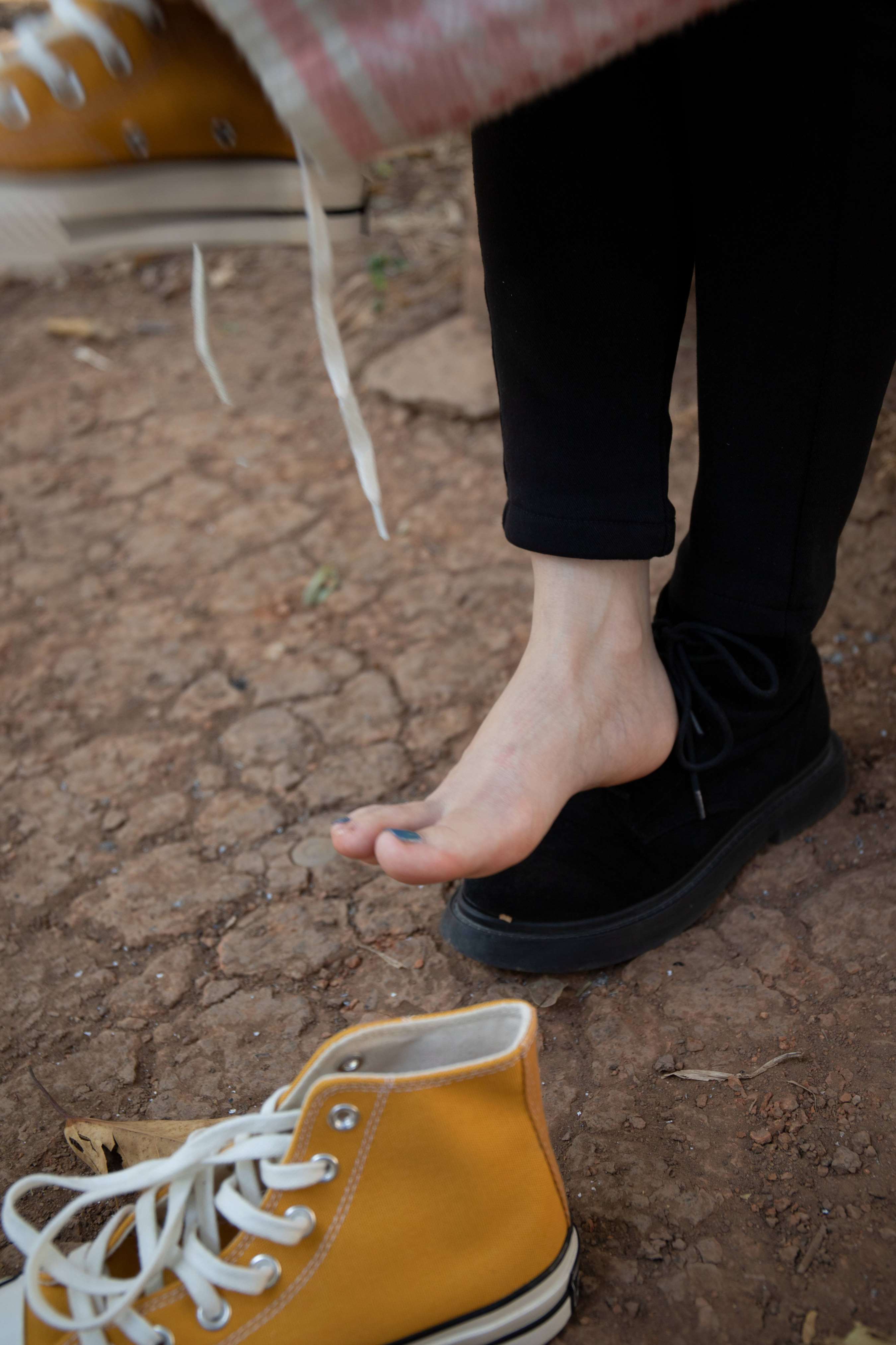 《英子公园椅子上秀脚丫》作品图