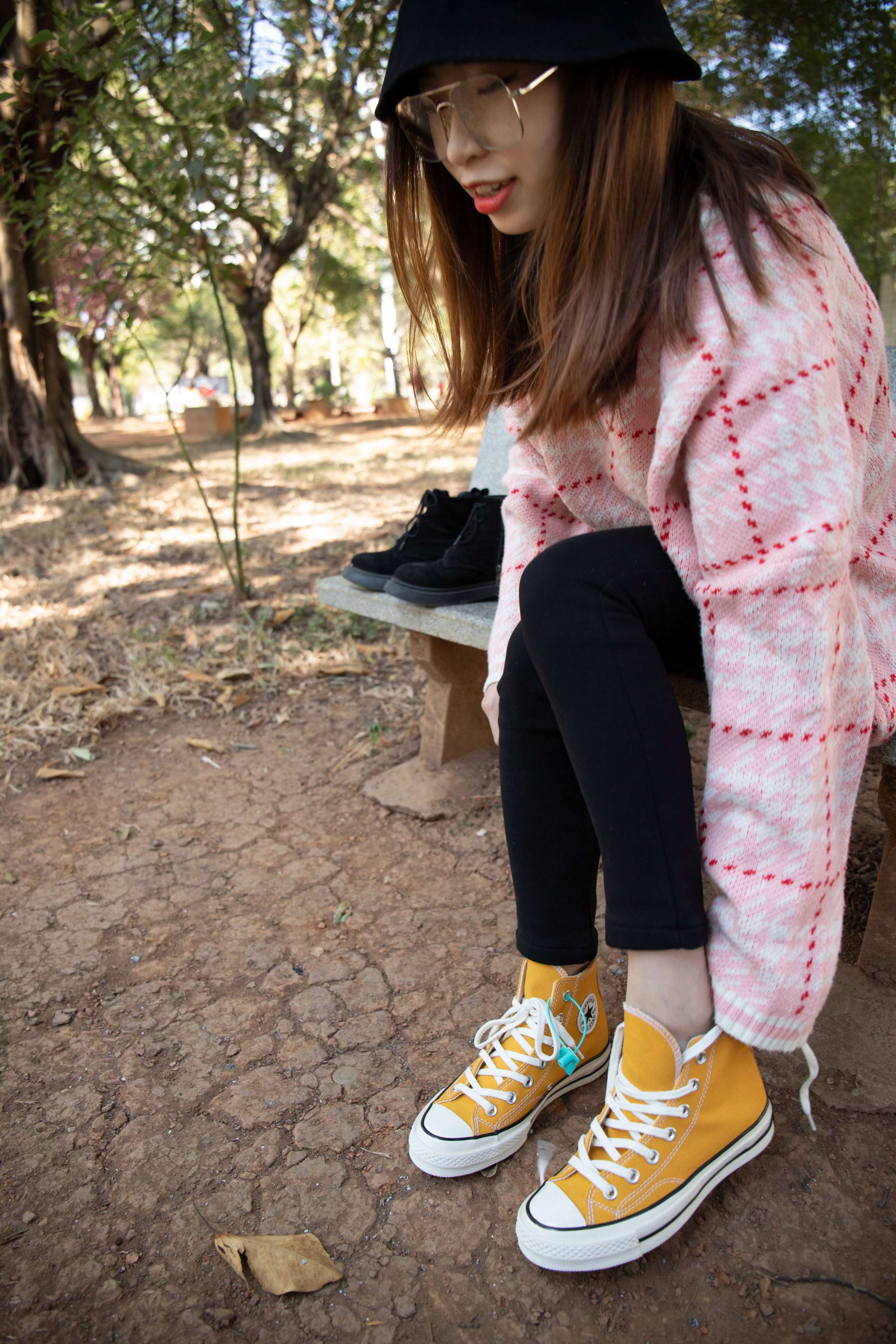 《英子公园椅子上秀脚丫》作品图