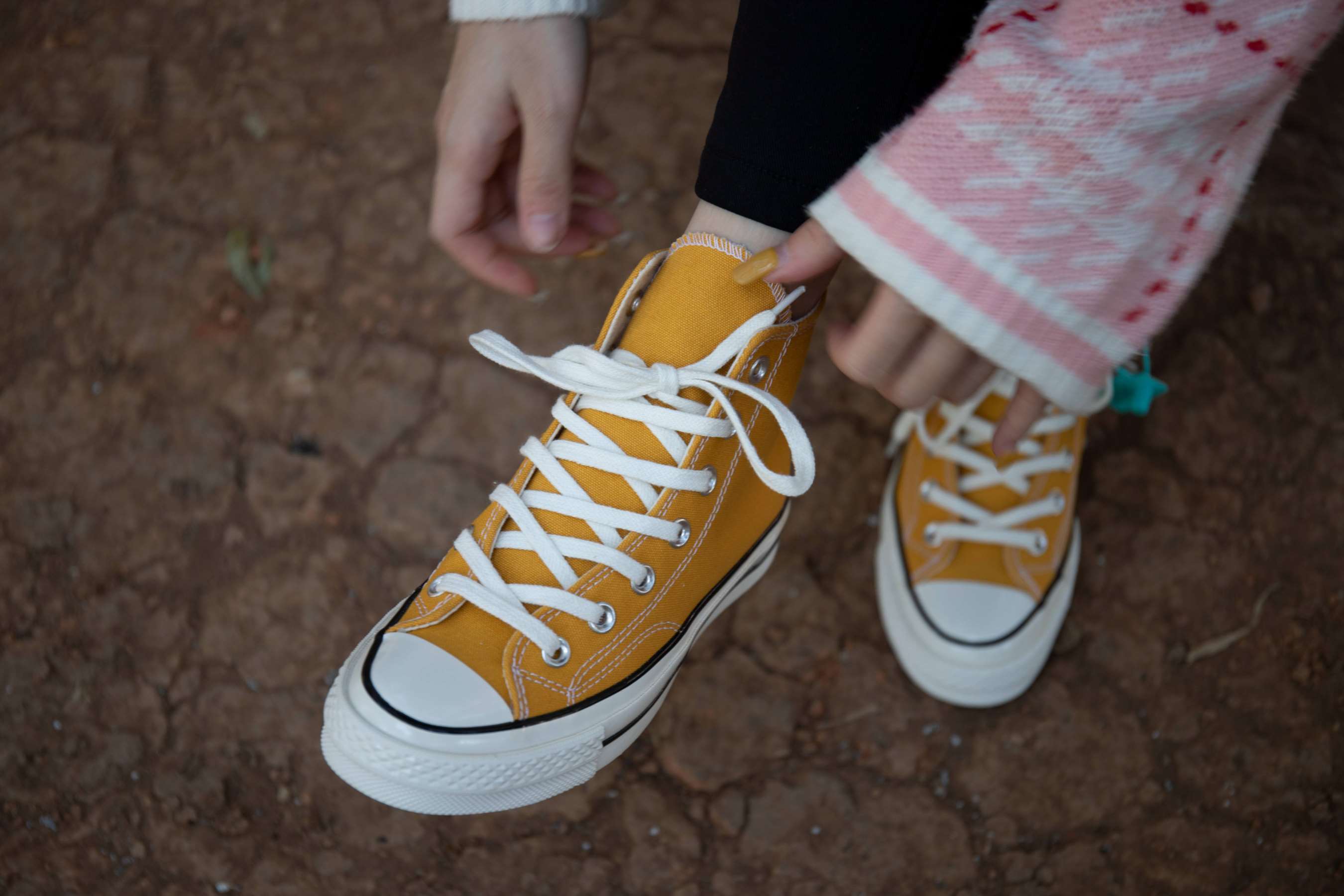 《英子公园椅子上秀脚丫》作品图