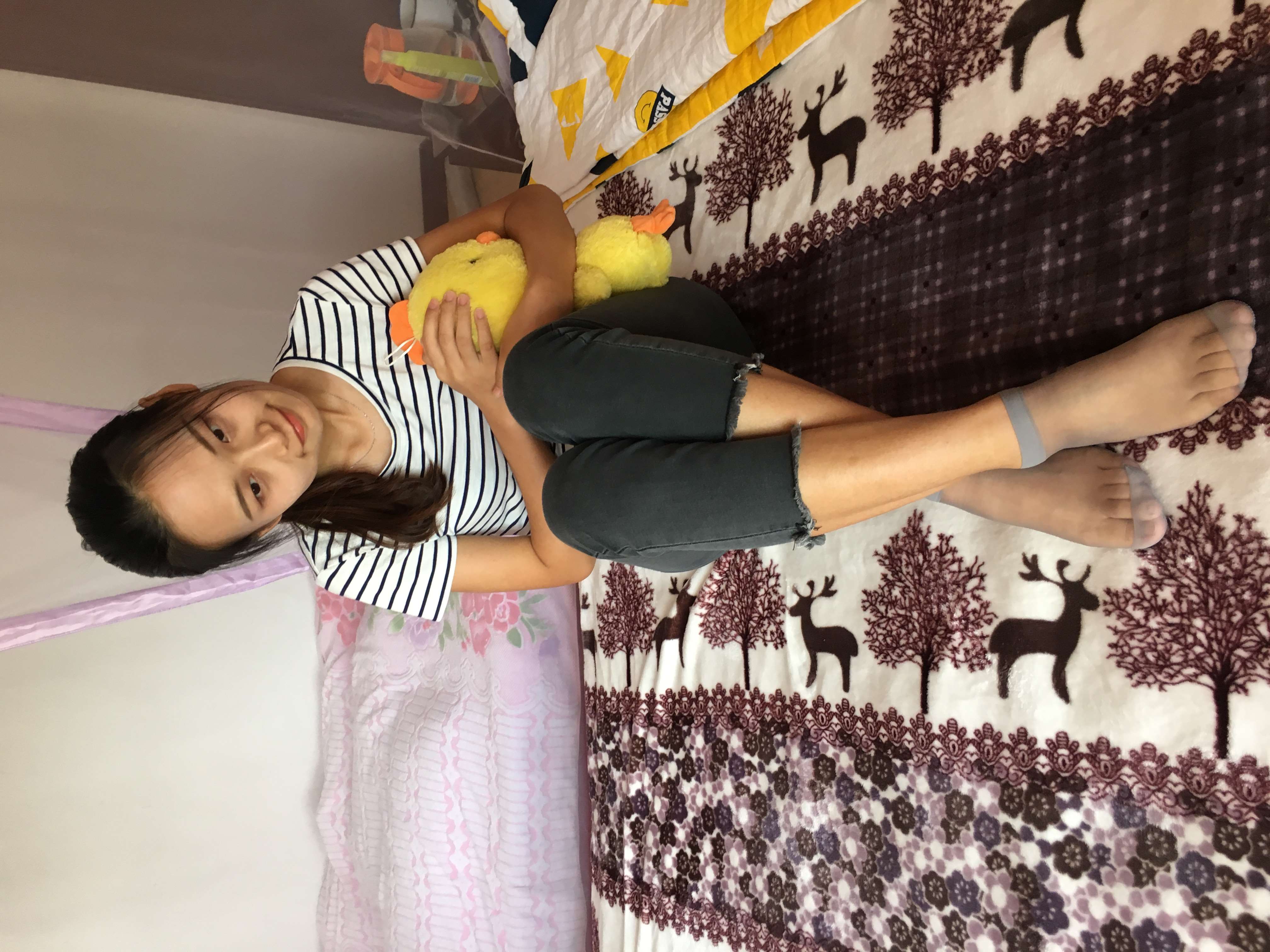 《琳琳学妹的短丝脚丫》作品图