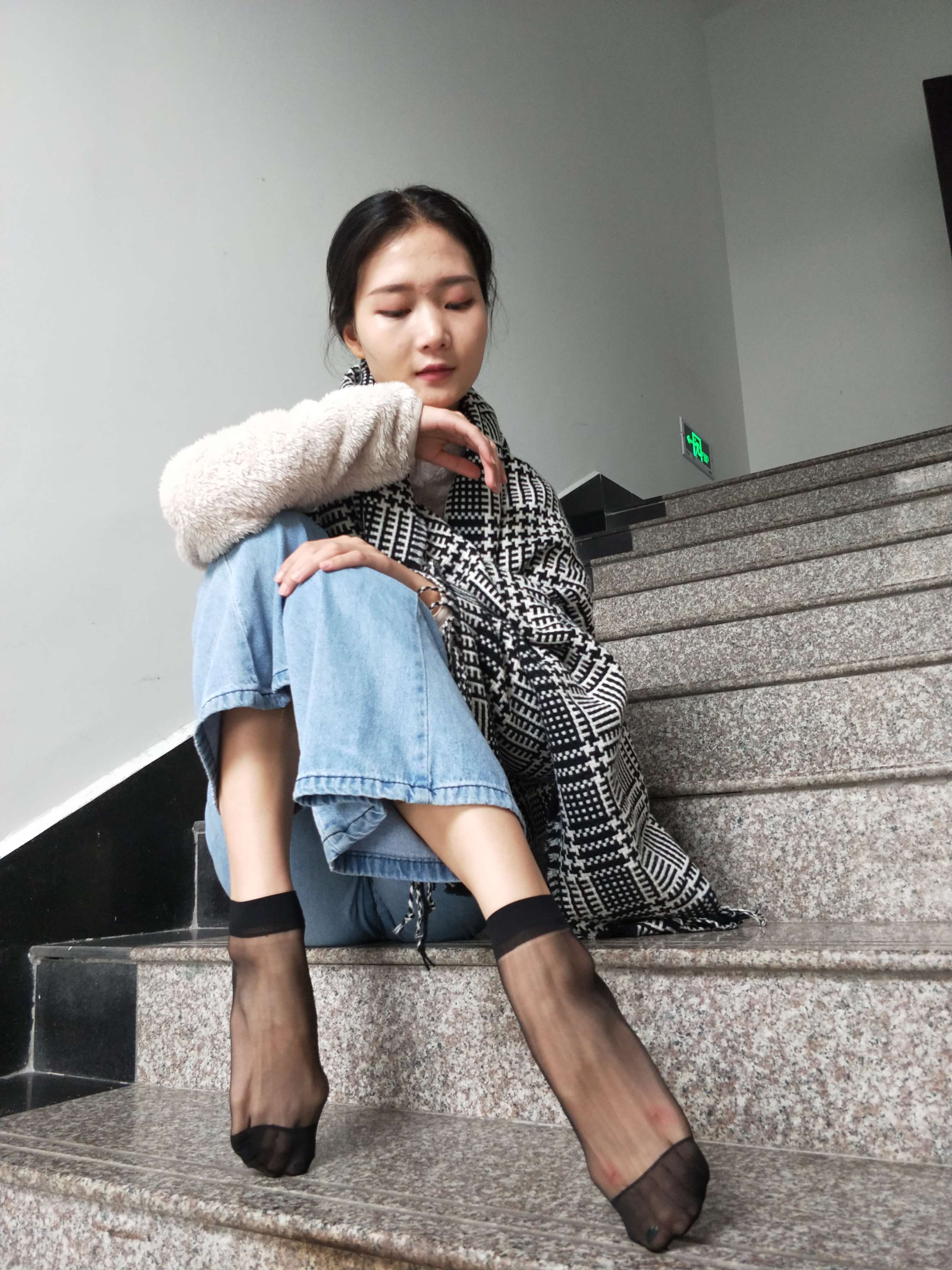 《教室楼道短丝脚》作品图