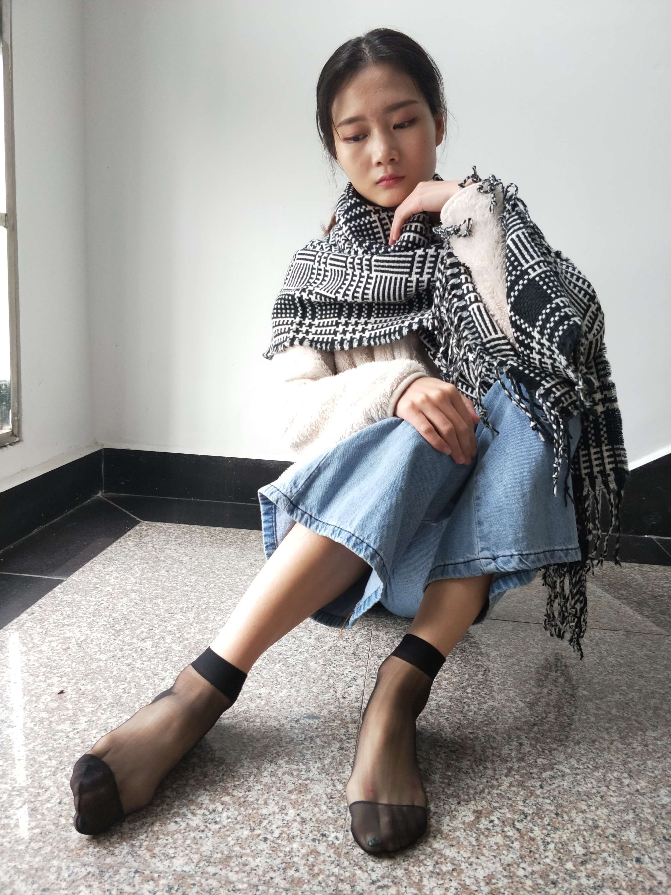 《教室楼道短丝脚》作品图