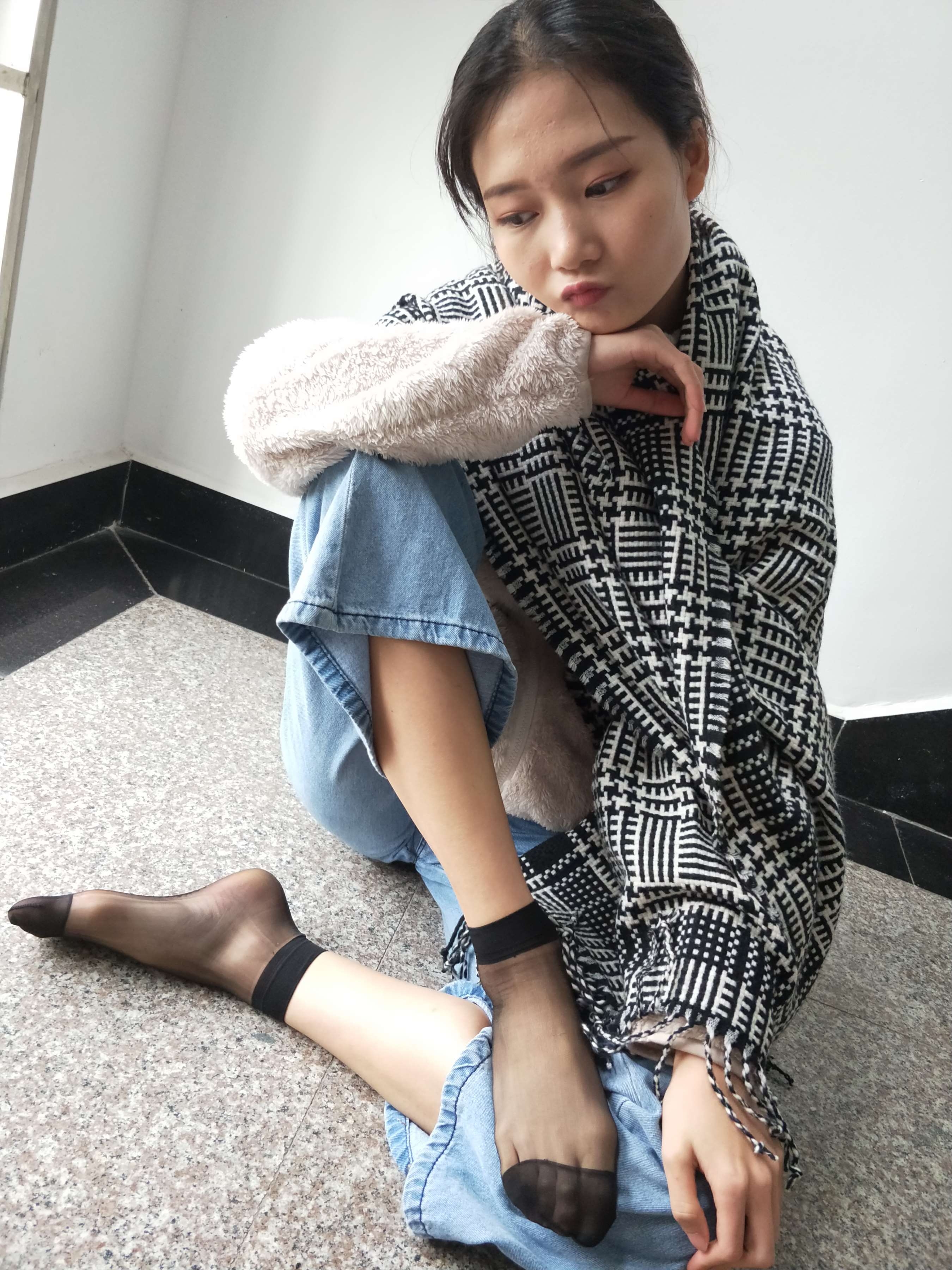 《教室楼道短丝脚》作品图