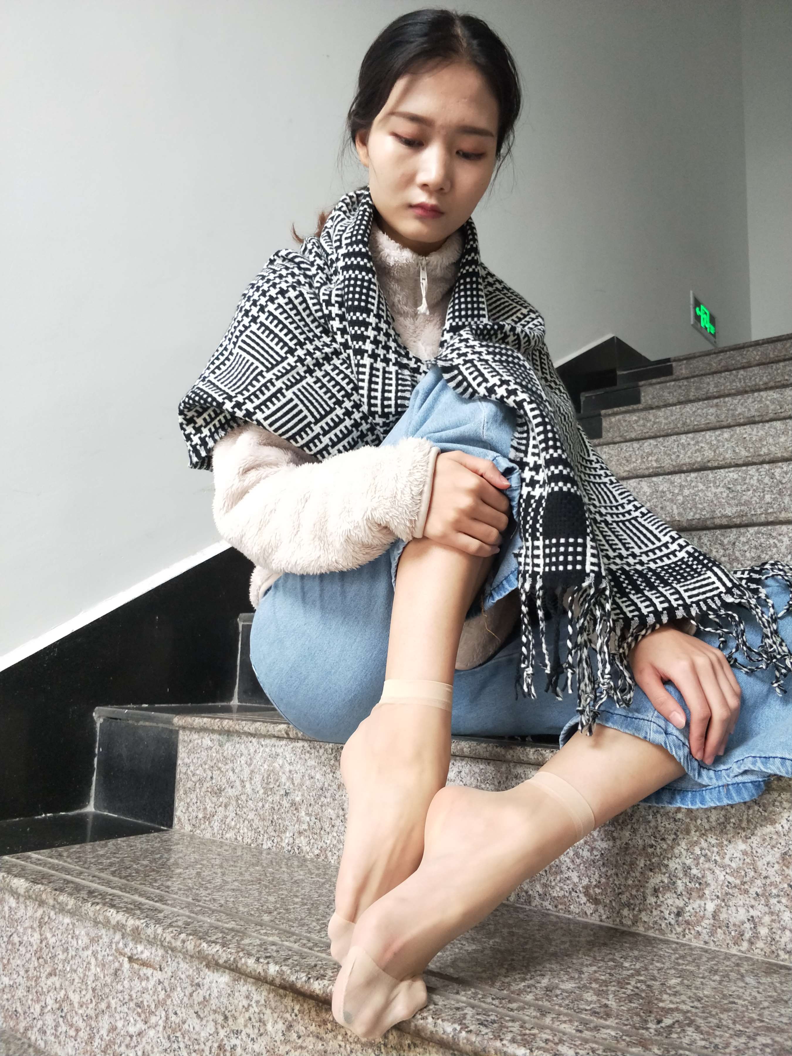 《教室楼道短丝脚》作品图