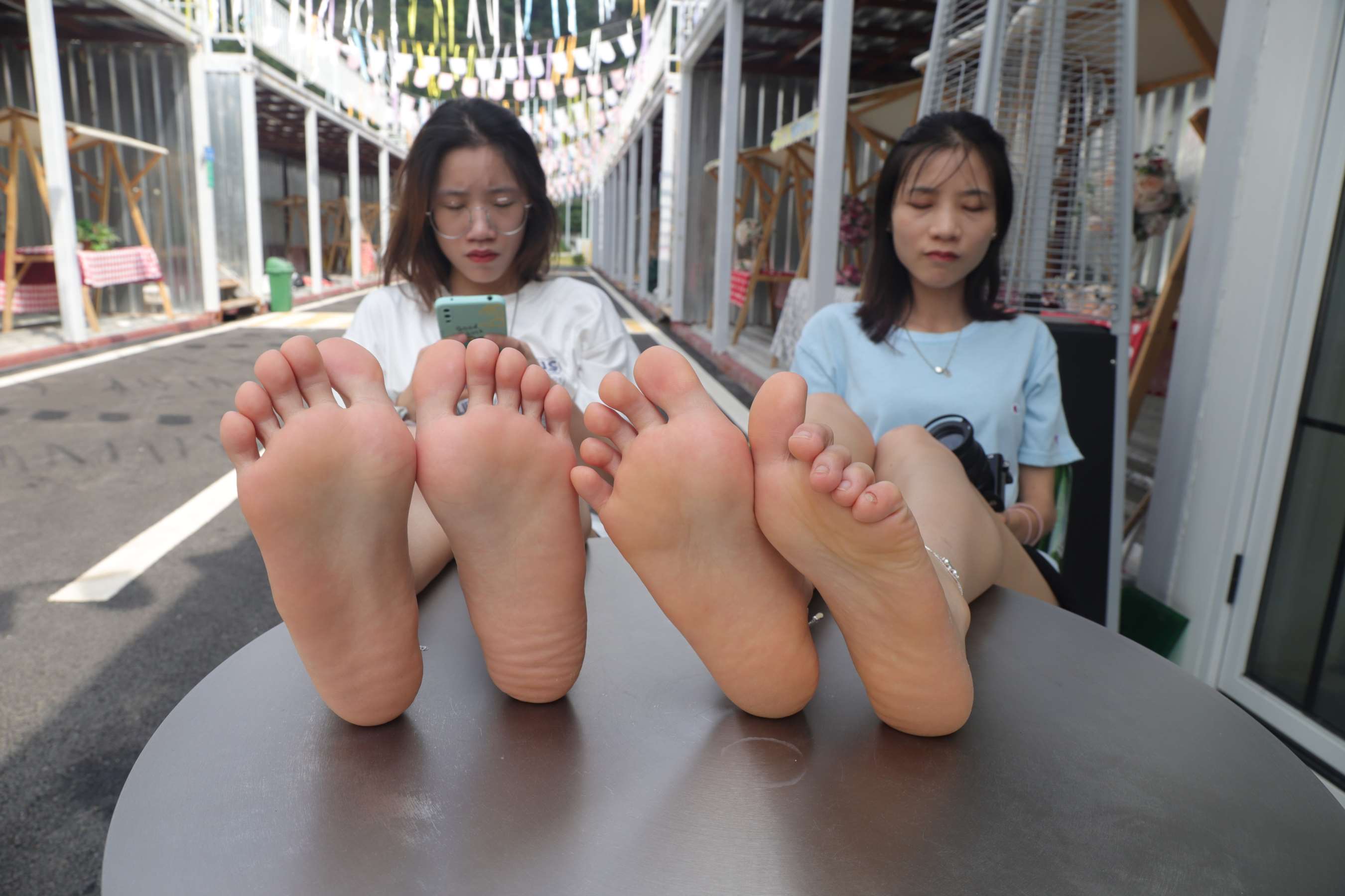 《姐妹花展示脚丫（2）》作品图