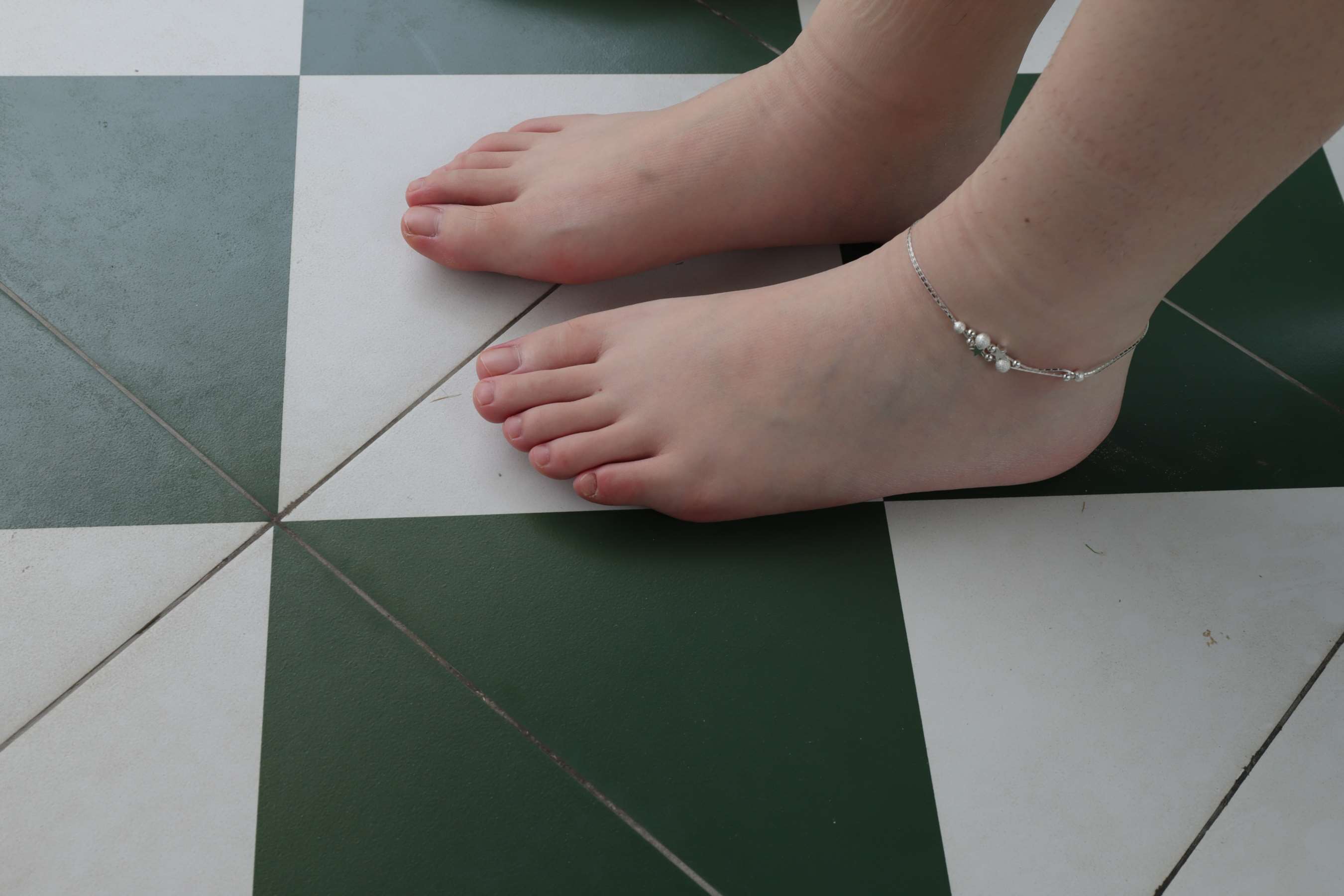 《两位准大学生的嫩白脚丫》作品图