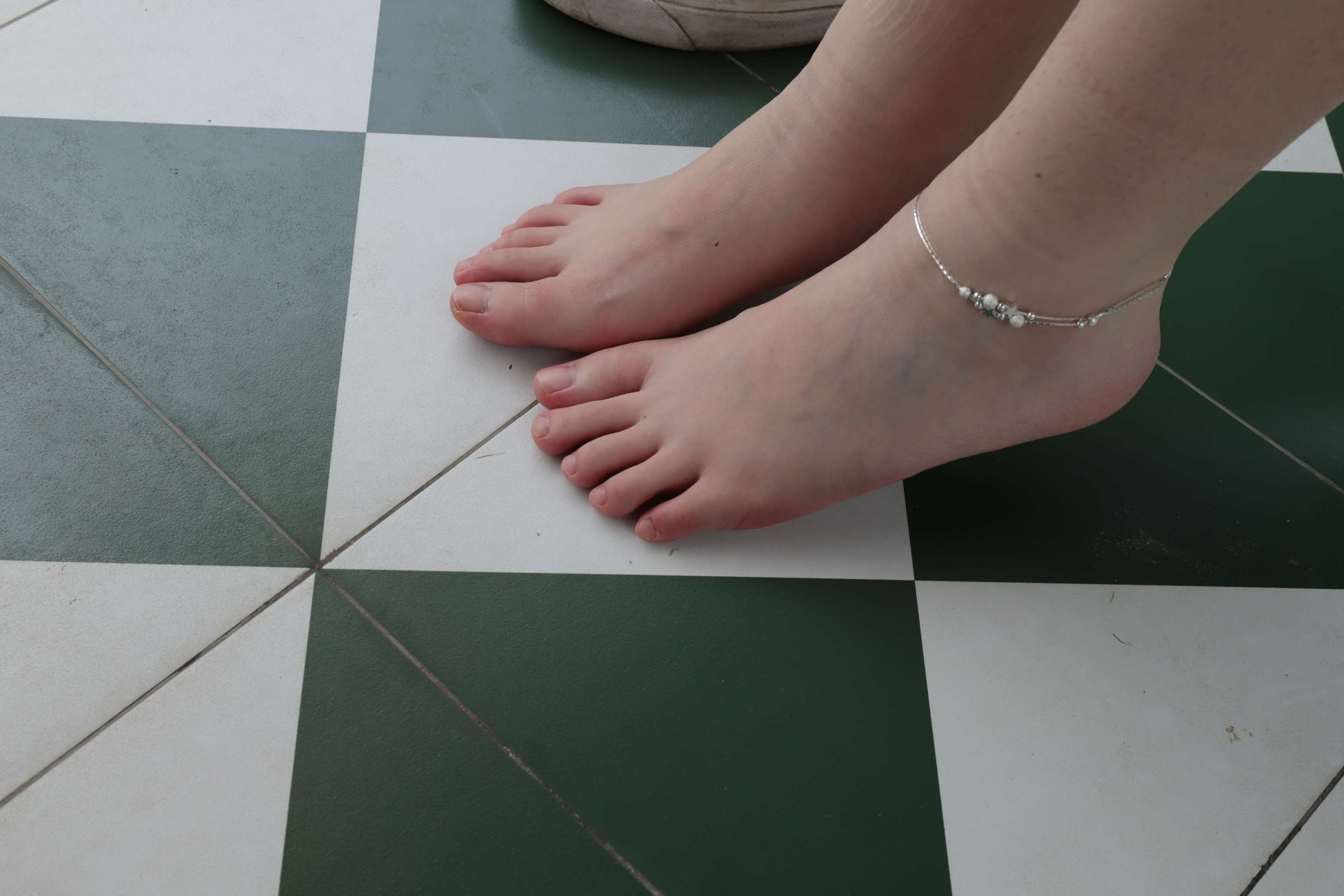 《两位准大学生的嫩白脚丫》作品图