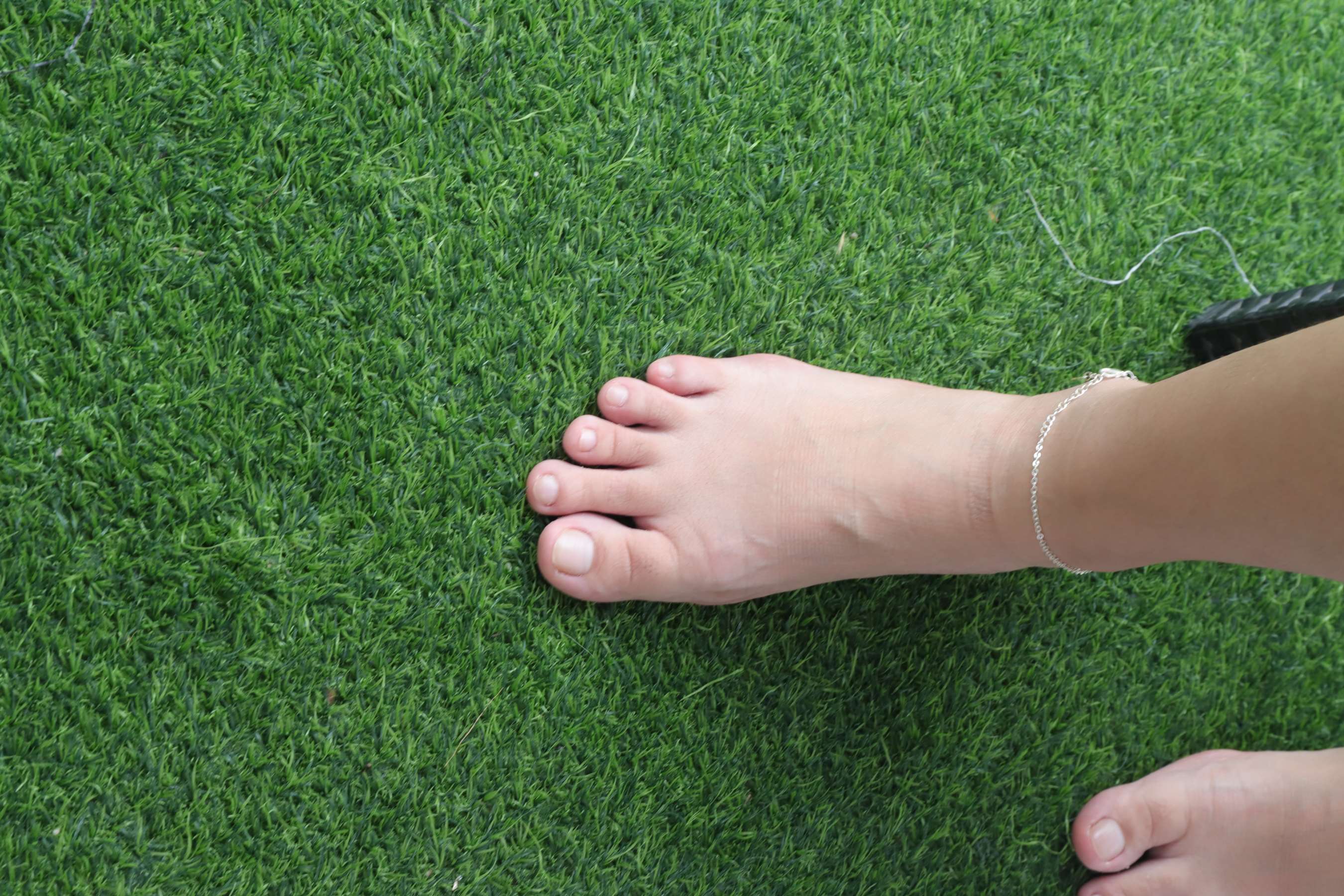 《可爱少女小萍秀脚丫》作品图