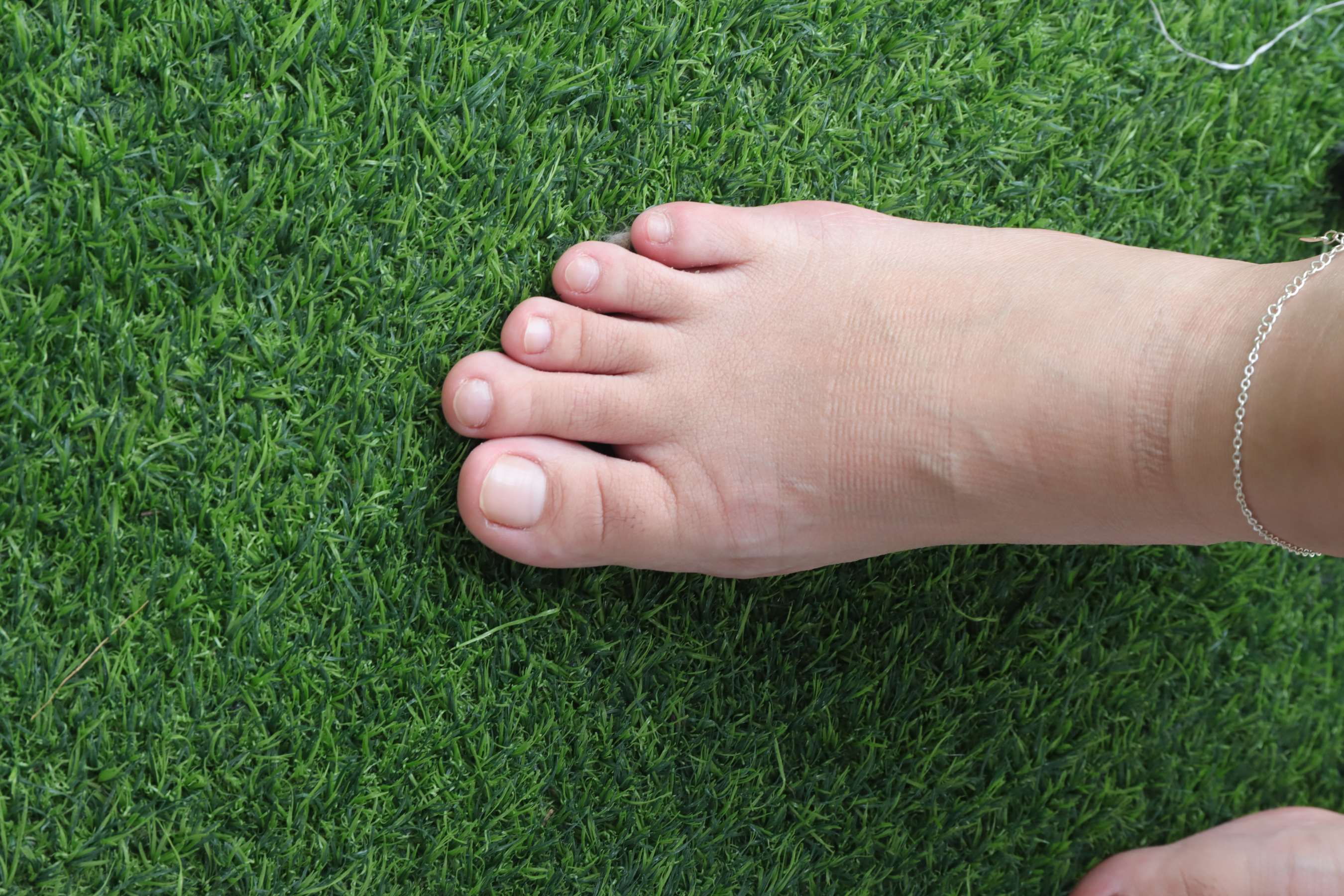 《可爱少女小萍秀脚丫》作品图