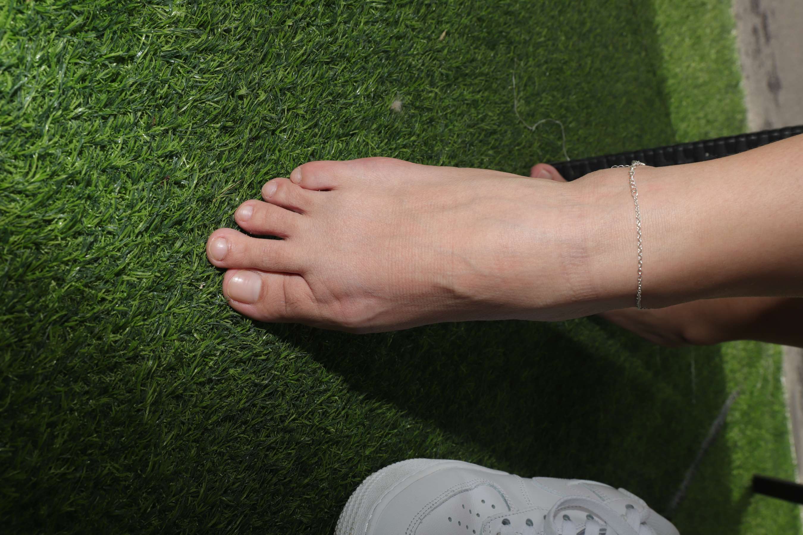 《可爱少女小萍秀脚丫》作品图