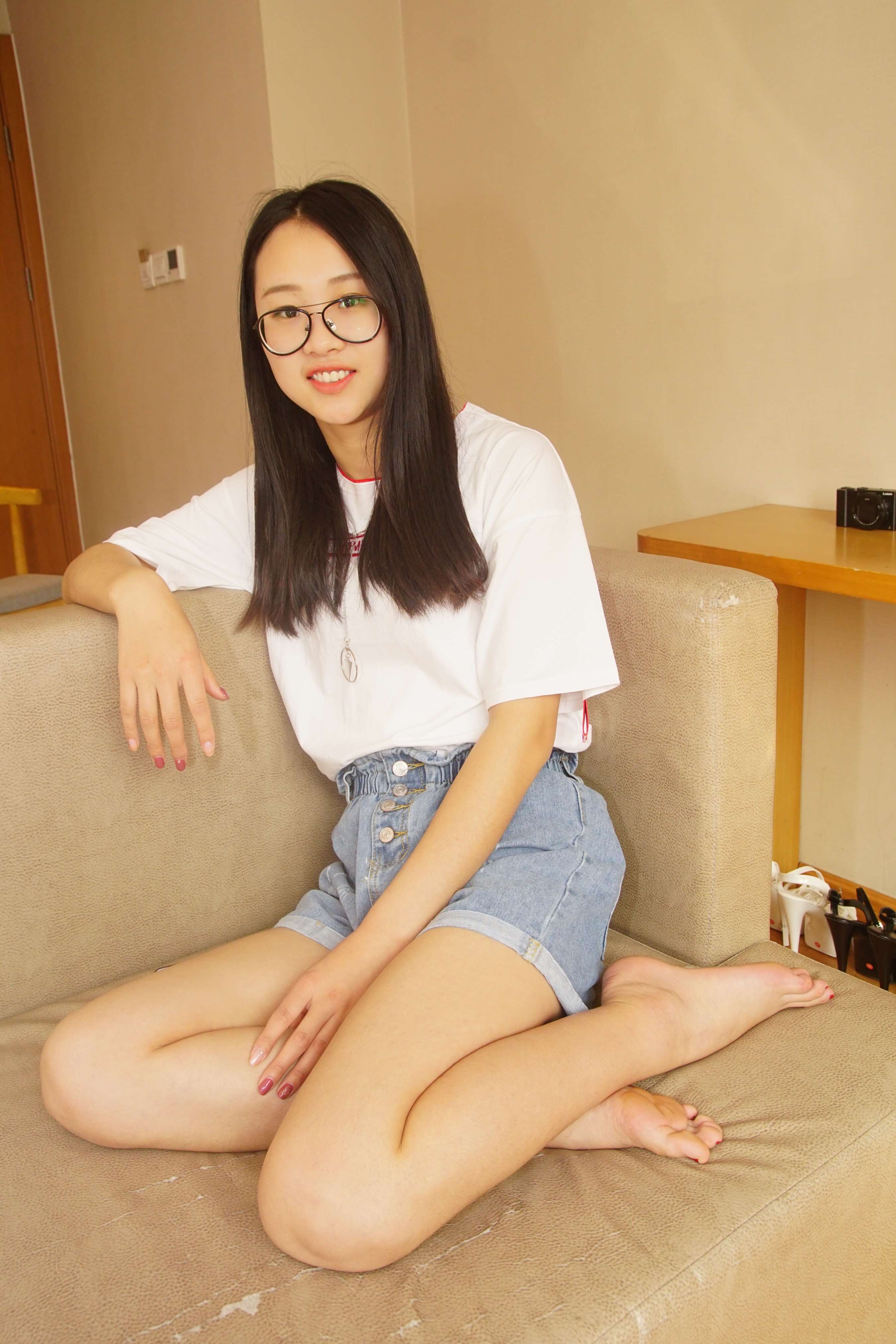 《清纯可爱的眼镜学妹》作品图