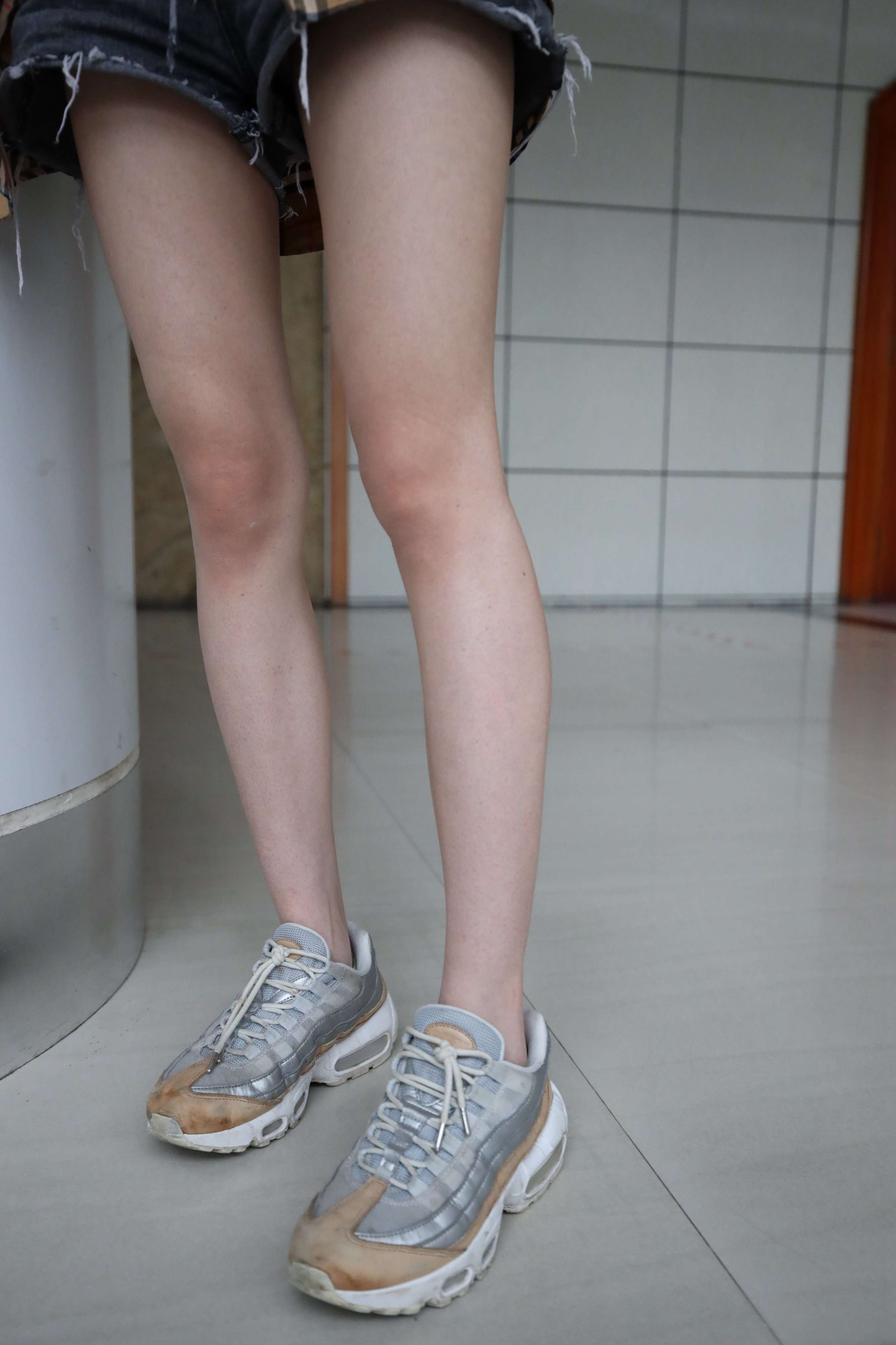 《少女运动鞋の棉袜脚》作品图